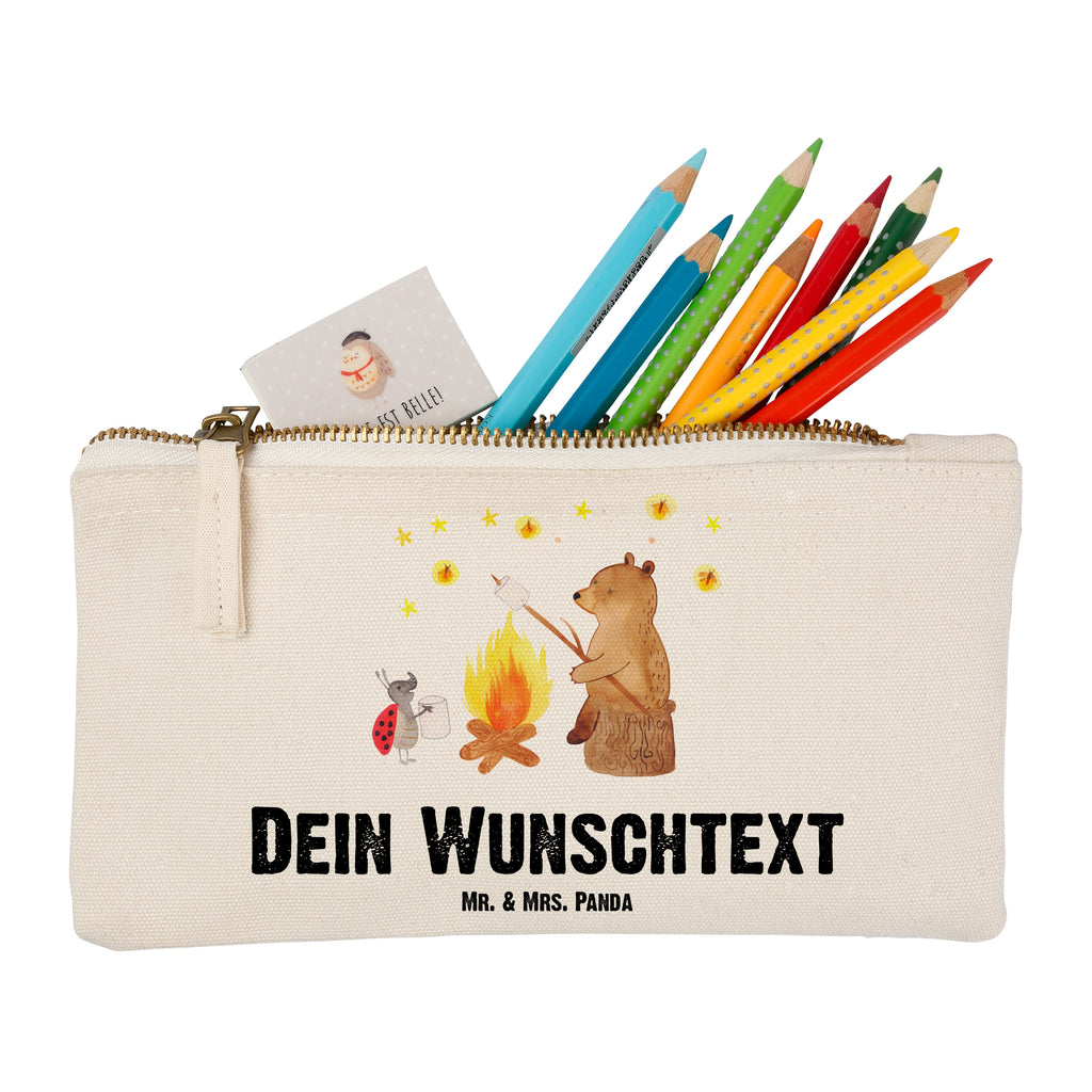 Personalisierte Schminktasche Bär & Marienkäfer Lagerfeuer Personalisierte Schminktasche, Personalisierte Kosmetiktasche, Personalisierter Kosmetikbeutel, Personalisiertes Stiftemäppchen, Personalisiertes Etui, Personalisierte Federmappe, Personalisierte Makeup Bag, Personalisiertes Schminketui, Personalisiertes Kosmetiketui, Personalisiertes Schlamperetui, Schminktasche mit Namen, Kosmetiktasche mit Namen, Kosmetikbeutel mit Namen, Stiftemäppchen mit Namen, Etui mit Namen, Federmappe mit Namen, Makeup Bg  mit Namen, Schminketui mit Namen, Kosmetiketui mit Namen, Schlamperetui mit Namen, Schminktasche personalisieren, Schminktasche bedrucken, Schminktasche selbst gestalten, Bär, Teddy, Teddybär, Lagerfeuer
