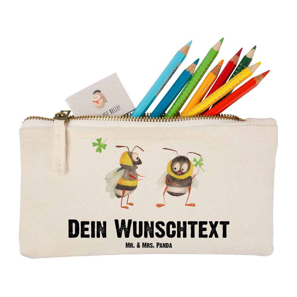 Personalisierte Schminktasche Hummeln mit Kleeblatt Personalisierte Schminktasche, Personalisierte Kosmetiktasche, Personalisierter Kosmetikbeutel, Personalisiertes Stiftemäppchen, Personalisiertes Etui, Personalisierte Federmappe, Personalisierte Makeup Bag, Personalisiertes Schminketui, Personalisiertes Kosmetiketui, Personalisiertes Schlamperetui, Schminktasche mit Namen, Kosmetiktasche mit Namen, Kosmetikbeutel mit Namen, Stiftemäppchen mit Namen, Etui mit Namen, Federmappe mit Namen, Makeup Bg  mit Namen, Schminketui mit Namen, Kosmetiketui mit Namen, Schlamperetui mit Namen, Schminktasche personalisieren, Schminktasche bedrucken, Schminktasche selbst gestalten, Tiermotive, Gute Laune, lustige Sprüche, Tiere, Hummel, Biene, Spruch positiv, Biene Deko, Spruch schön, glücklich sein, glücklich werden, Spruch fröhlich