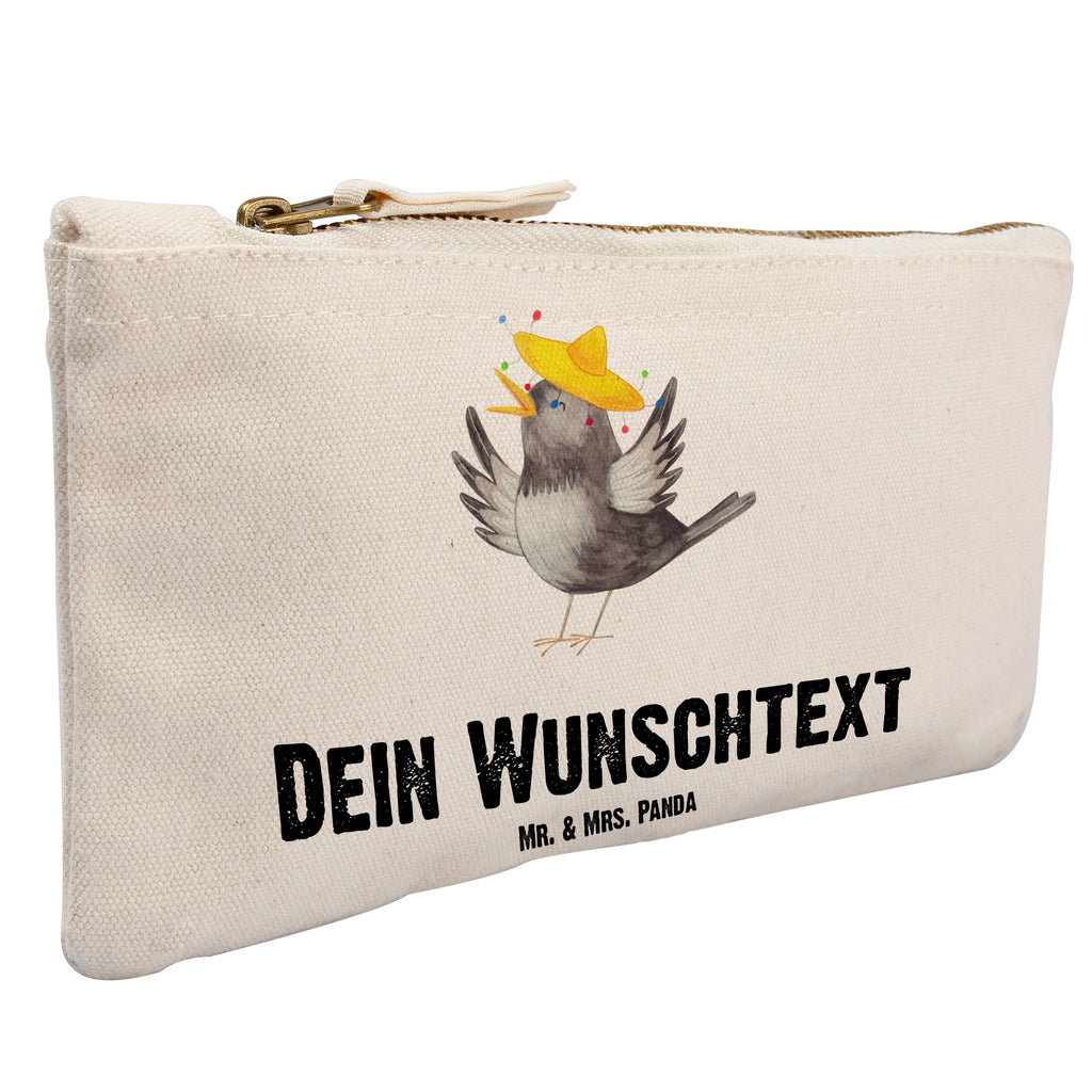 Personalisierte Schminktasche Rabe mit Sombrero Personalisierte Schminktasche, Personalisierte Kosmetiktasche, Personalisierter Kosmetikbeutel, Personalisiertes Stiftemäppchen, Personalisiertes Etui, Personalisierte Federmappe, Personalisierte Makeup Bag, Personalisiertes Schminketui, Personalisiertes Kosmetiketui, Personalisiertes Schlamperetui, Schminktasche mit Namen, Kosmetiktasche mit Namen, Kosmetikbeutel mit Namen, Stiftemäppchen mit Namen, Etui mit Namen, Federmappe mit Namen, Makeup Bg  mit Namen, Schminketui mit Namen, Kosmetiketui mit Namen, Schlamperetui mit Namen, Schminktasche personalisieren, Schminktasche bedrucken, Schminktasche selbst gestalten, süße Tiermotive, gute Laune, lustige Sprüche, Tiere, Rabe, Vogel, Vögel, Spruch positiv, fröhlich sein, glücklich sein, Glück Spruch, froh, Elster, Motivation