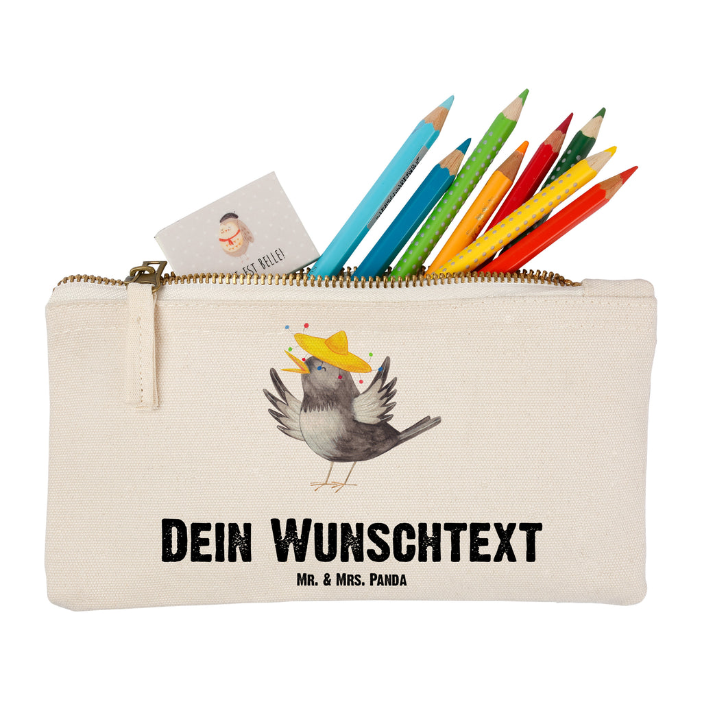 Personalisierte Schminktasche Rabe mit Sombrero Personalisierte Schminktasche, Personalisierte Kosmetiktasche, Personalisierter Kosmetikbeutel, Personalisiertes Stiftemäppchen, Personalisiertes Etui, Personalisierte Federmappe, Personalisierte Makeup Bag, Personalisiertes Schminketui, Personalisiertes Kosmetiketui, Personalisiertes Schlamperetui, Schminktasche mit Namen, Kosmetiktasche mit Namen, Kosmetikbeutel mit Namen, Stiftemäppchen mit Namen, Etui mit Namen, Federmappe mit Namen, Makeup Bg  mit Namen, Schminketui mit Namen, Kosmetiketui mit Namen, Schlamperetui mit Namen, Schminktasche personalisieren, Schminktasche bedrucken, Schminktasche selbst gestalten, süße Tiermotive, gute Laune, lustige Sprüche, Tiere, Rabe, Vogel, Vögel, Spruch positiv, fröhlich sein, glücklich sein, Glück Spruch, froh, Elster, Motivation