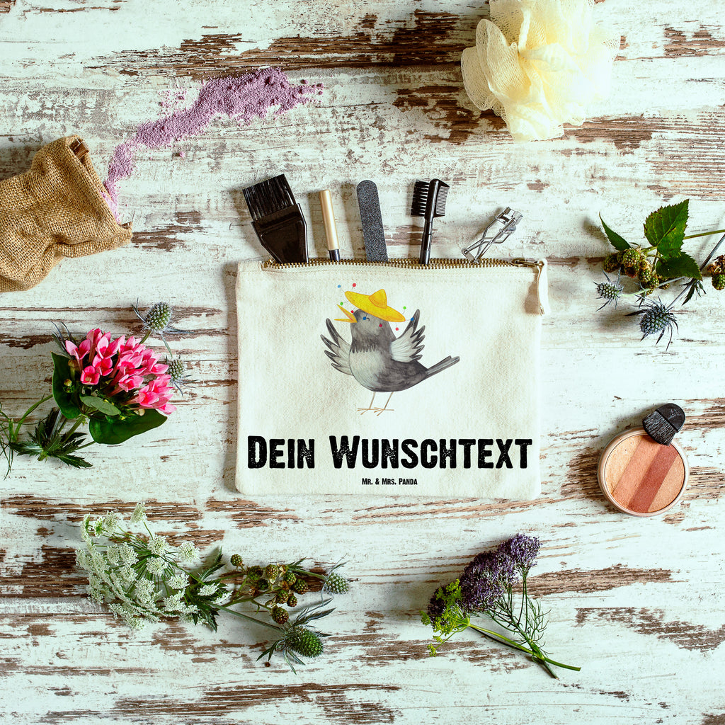 Personalisierte Schminktasche Rabe mit Sombrero Personalisierte Schminktasche, Personalisierte Kosmetiktasche, Personalisierter Kosmetikbeutel, Personalisiertes Stiftemäppchen, Personalisiertes Etui, Personalisierte Federmappe, Personalisierte Makeup Bag, Personalisiertes Schminketui, Personalisiertes Kosmetiketui, Personalisiertes Schlamperetui, Schminktasche mit Namen, Kosmetiktasche mit Namen, Kosmetikbeutel mit Namen, Stiftemäppchen mit Namen, Etui mit Namen, Federmappe mit Namen, Makeup Bg  mit Namen, Schminketui mit Namen, Kosmetiketui mit Namen, Schlamperetui mit Namen, Schminktasche personalisieren, Schminktasche bedrucken, Schminktasche selbst gestalten, süße Tiermotive, gute Laune, lustige Sprüche, Tiere, Rabe, Vogel, Vögel, Spruch positiv, fröhlich sein, glücklich sein, Glück Spruch, froh, Elster, Motivation