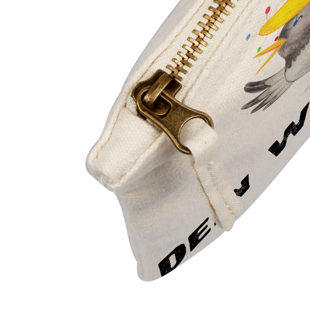 Personalisierte Schminktasche Rabe mit Sombrero Personalisierte Schminktasche, Personalisierte Kosmetiktasche, Personalisierter Kosmetikbeutel, Personalisiertes Stiftemäppchen, Personalisiertes Etui, Personalisierte Federmappe, Personalisierte Makeup Bag, Personalisiertes Schminketui, Personalisiertes Kosmetiketui, Personalisiertes Schlamperetui, Schminktasche mit Namen, Kosmetiktasche mit Namen, Kosmetikbeutel mit Namen, Stiftemäppchen mit Namen, Etui mit Namen, Federmappe mit Namen, Makeup Bg  mit Namen, Schminketui mit Namen, Kosmetiketui mit Namen, Schlamperetui mit Namen, Schminktasche personalisieren, Schminktasche bedrucken, Schminktasche selbst gestalten, süße Tiermotive, gute Laune, lustige Sprüche, Tiere, Rabe, Vogel, Vögel, Spruch positiv, fröhlich sein, glücklich sein, Glück Spruch, froh, Elster, Motivation