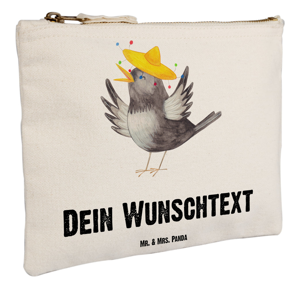 Personalisierte Schminktasche Rabe mit Sombrero Personalisierte Schminktasche, Personalisierte Kosmetiktasche, Personalisierter Kosmetikbeutel, Personalisiertes Stiftemäppchen, Personalisiertes Etui, Personalisierte Federmappe, Personalisierte Makeup Bag, Personalisiertes Schminketui, Personalisiertes Kosmetiketui, Personalisiertes Schlamperetui, Schminktasche mit Namen, Kosmetiktasche mit Namen, Kosmetikbeutel mit Namen, Stiftemäppchen mit Namen, Etui mit Namen, Federmappe mit Namen, Makeup Bg  mit Namen, Schminketui mit Namen, Kosmetiketui mit Namen, Schlamperetui mit Namen, Schminktasche personalisieren, Schminktasche bedrucken, Schminktasche selbst gestalten, süße Tiermotive, gute Laune, lustige Sprüche, Tiere, Rabe, Vogel, Vögel, Spruch positiv, fröhlich sein, glücklich sein, Glück Spruch, froh, Elster, Motivation