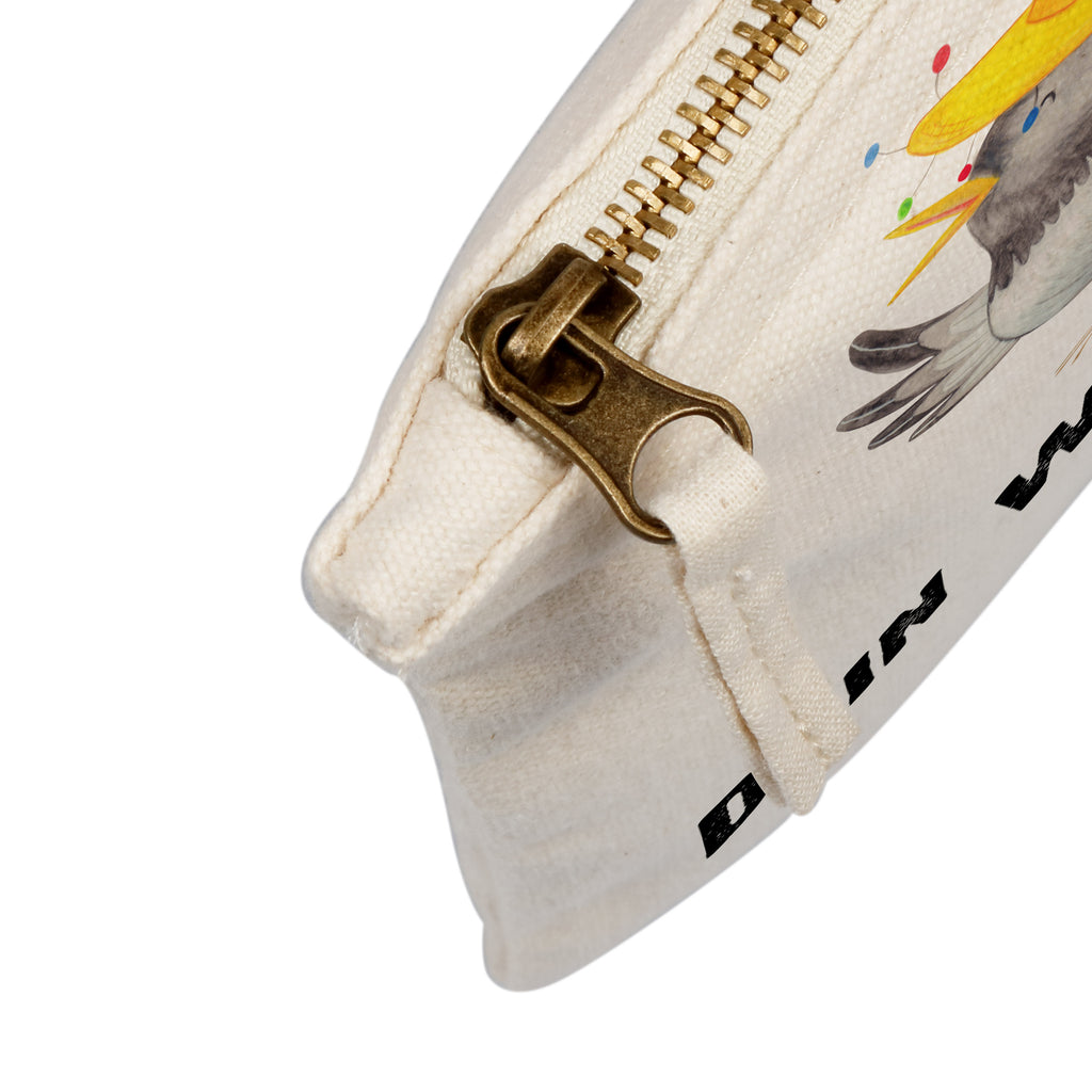 Personalisierte Schminktasche Rabe mit Sombrero Personalisierte Schminktasche, Personalisierte Kosmetiktasche, Personalisierter Kosmetikbeutel, Personalisiertes Stiftemäppchen, Personalisiertes Etui, Personalisierte Federmappe, Personalisierte Makeup Bag, Personalisiertes Schminketui, Personalisiertes Kosmetiketui, Personalisiertes Schlamperetui, Schminktasche mit Namen, Kosmetiktasche mit Namen, Kosmetikbeutel mit Namen, Stiftemäppchen mit Namen, Etui mit Namen, Federmappe mit Namen, Makeup Bg  mit Namen, Schminketui mit Namen, Kosmetiketui mit Namen, Schlamperetui mit Namen, Schminktasche personalisieren, Schminktasche bedrucken, Schminktasche selbst gestalten, süße Tiermotive, gute Laune, lustige Sprüche, Tiere, Rabe, Vogel, Vögel, Spruch positiv, fröhlich sein, glücklich sein, Glück Spruch, froh, Elster, Motivation