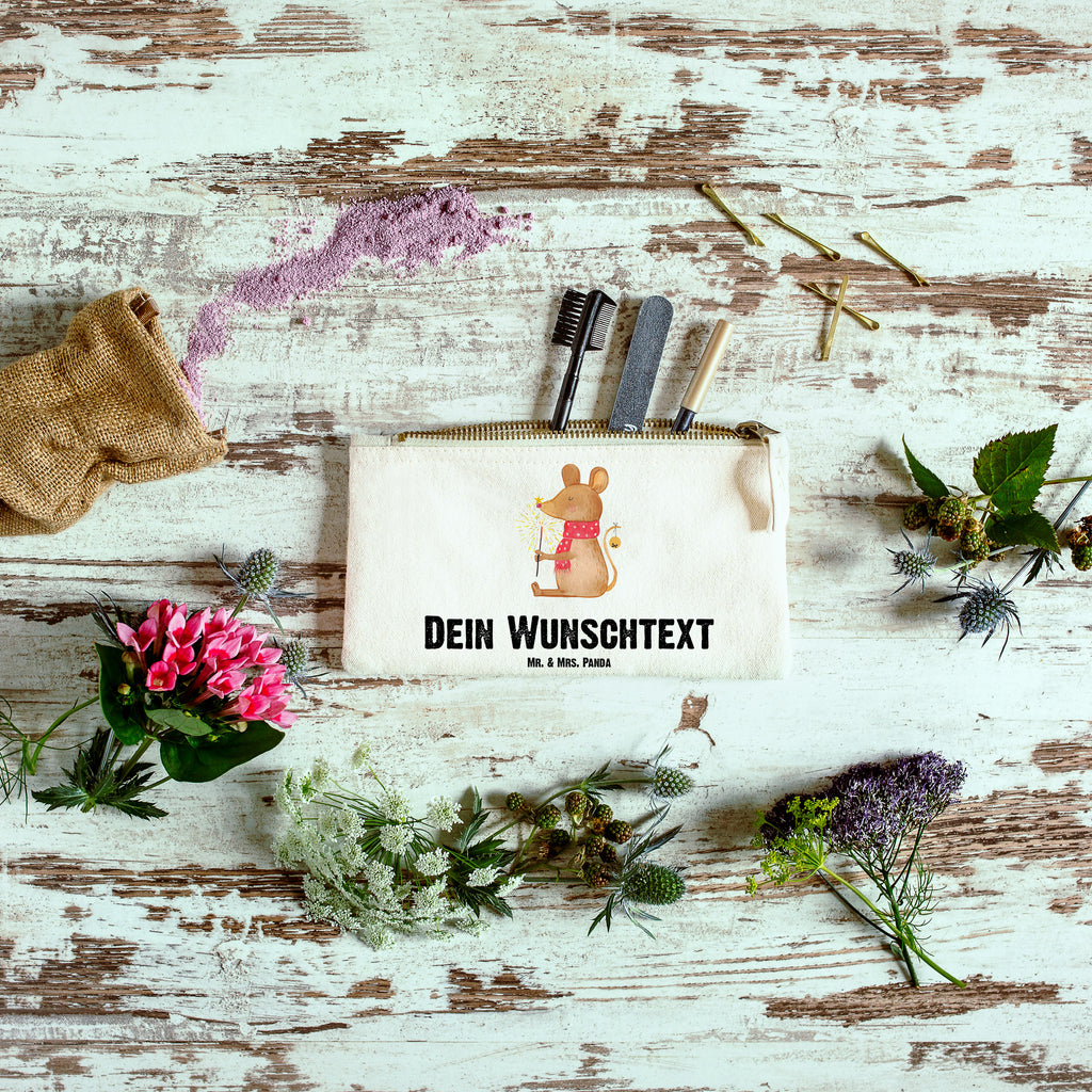 Personalisierte Schminktasche Weihnachtsmaus Personalisierte Schminktasche, Personalisierte Kosmetiktasche, Personalisierter Kosmetikbeutel, Personalisiertes Stiftemäppchen, Personalisiertes Etui, Personalisierte Federmappe, Personalisierte Makeup Bag, Personalisiertes Schminketui, Personalisiertes Kosmetiketui, Personalisiertes Schlamperetui, Schminktasche mit Namen, Kosmetiktasche mit Namen, Kosmetikbeutel mit Namen, Stiftemäppchen mit Namen, Etui mit Namen, Federmappe mit Namen, Makeup Bg  mit Namen, Schminketui mit Namen, Kosmetiketui mit Namen, Schlamperetui mit Namen, Schminktasche personalisieren, Schminktasche bedrucken, Schminktasche selbst gestalten, Winter, Weihnachten, Weihnachtsdeko, Nikolaus, Advent, Heiligabend, Wintermotiv, Frohe Weihnachten, Weihnachtsgruß, Weihnachtsmotiv, Maus, Mäuschen, Weihnachtswunder