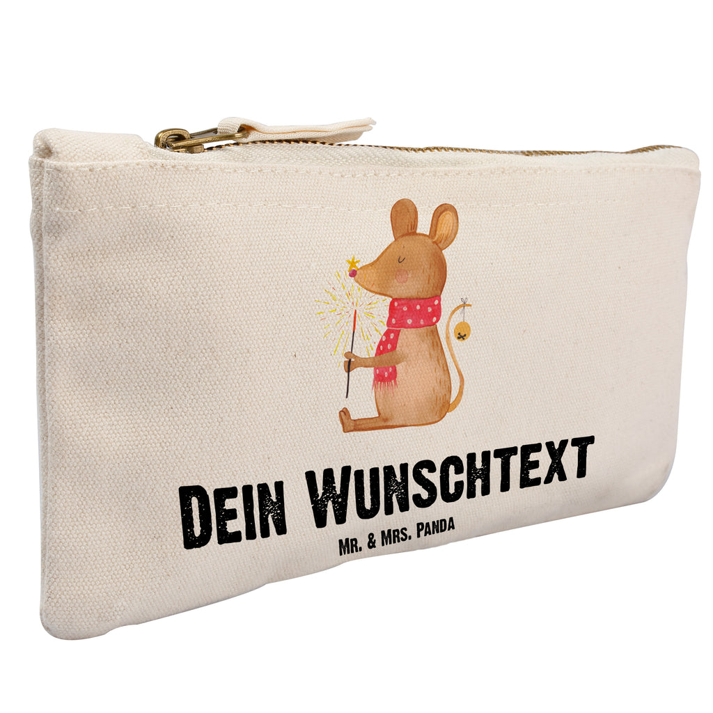 Personalisierte Schminktasche Weihnachtsmaus Personalisierte Schminktasche, Personalisierte Kosmetiktasche, Personalisierter Kosmetikbeutel, Personalisiertes Stiftemäppchen, Personalisiertes Etui, Personalisierte Federmappe, Personalisierte Makeup Bag, Personalisiertes Schminketui, Personalisiertes Kosmetiketui, Personalisiertes Schlamperetui, Schminktasche mit Namen, Kosmetiktasche mit Namen, Kosmetikbeutel mit Namen, Stiftemäppchen mit Namen, Etui mit Namen, Federmappe mit Namen, Makeup Bg  mit Namen, Schminketui mit Namen, Kosmetiketui mit Namen, Schlamperetui mit Namen, Schminktasche personalisieren, Schminktasche bedrucken, Schminktasche selbst gestalten, Winter, Weihnachten, Weihnachtsdeko, Nikolaus, Advent, Heiligabend, Wintermotiv, Frohe Weihnachten, Weihnachtsgruß, Weihnachtsmotiv, Maus, Mäuschen, Weihnachtswunder