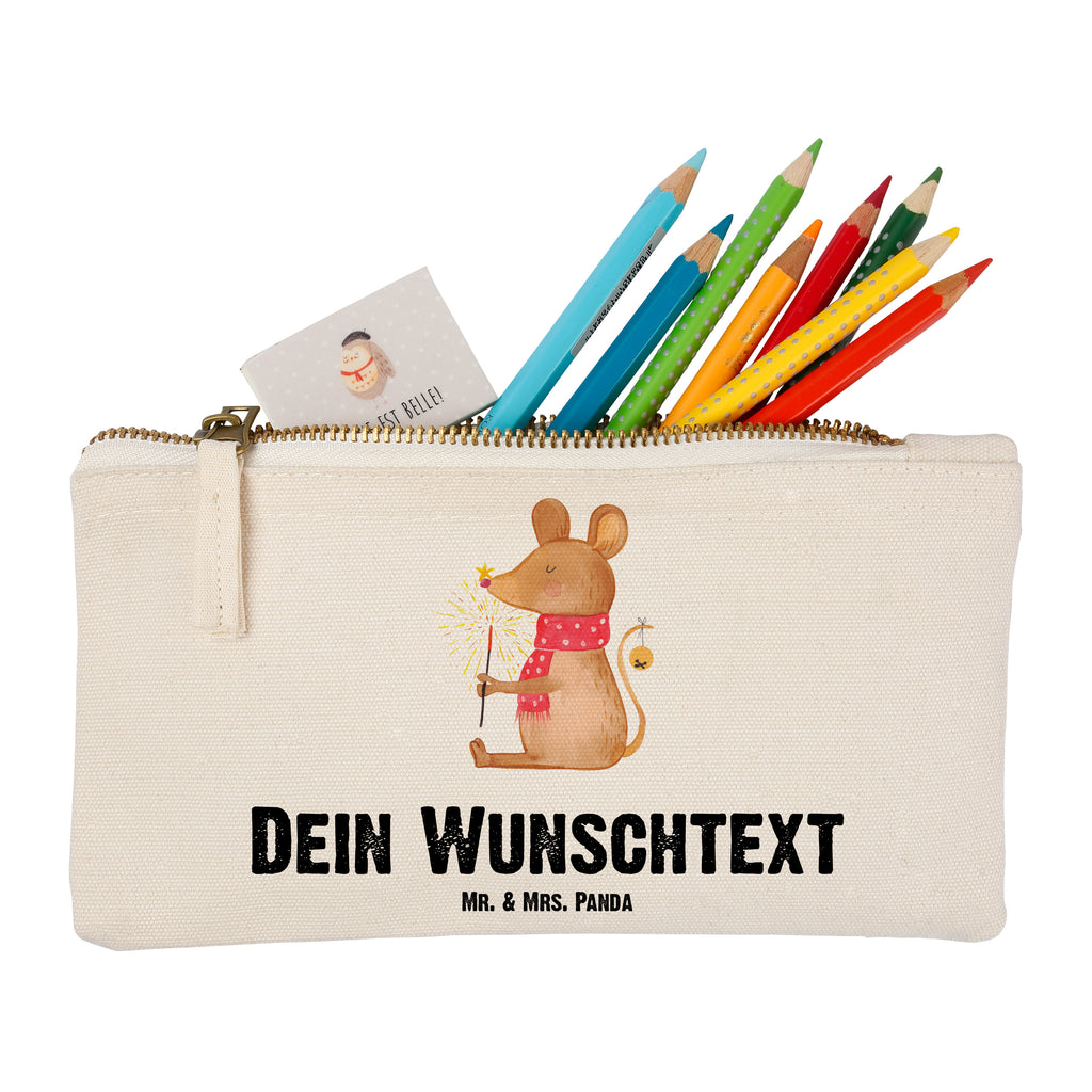 Personalisierte Schminktasche Weihnachtsmaus Personalisierte Schminktasche, Personalisierte Kosmetiktasche, Personalisierter Kosmetikbeutel, Personalisiertes Stiftemäppchen, Personalisiertes Etui, Personalisierte Federmappe, Personalisierte Makeup Bag, Personalisiertes Schminketui, Personalisiertes Kosmetiketui, Personalisiertes Schlamperetui, Schminktasche mit Namen, Kosmetiktasche mit Namen, Kosmetikbeutel mit Namen, Stiftemäppchen mit Namen, Etui mit Namen, Federmappe mit Namen, Makeup Bg  mit Namen, Schminketui mit Namen, Kosmetiketui mit Namen, Schlamperetui mit Namen, Schminktasche personalisieren, Schminktasche bedrucken, Schminktasche selbst gestalten, Winter, Weihnachten, Weihnachtsdeko, Nikolaus, Advent, Heiligabend, Wintermotiv, Frohe Weihnachten, Weihnachtsgruß, Weihnachtsmotiv, Maus, Mäuschen, Weihnachtswunder