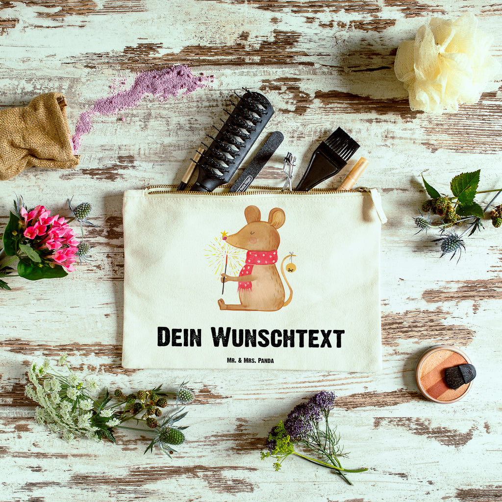 Personalisierte Schminktasche Weihnachtsmaus Personalisierte Schminktasche, Personalisierte Kosmetiktasche, Personalisierter Kosmetikbeutel, Personalisiertes Stiftemäppchen, Personalisiertes Etui, Personalisierte Federmappe, Personalisierte Makeup Bag, Personalisiertes Schminketui, Personalisiertes Kosmetiketui, Personalisiertes Schlamperetui, Schminktasche mit Namen, Kosmetiktasche mit Namen, Kosmetikbeutel mit Namen, Stiftemäppchen mit Namen, Etui mit Namen, Federmappe mit Namen, Makeup Bg  mit Namen, Schminketui mit Namen, Kosmetiketui mit Namen, Schlamperetui mit Namen, Schminktasche personalisieren, Schminktasche bedrucken, Schminktasche selbst gestalten, Winter, Weihnachten, Weihnachtsdeko, Nikolaus, Advent, Heiligabend, Wintermotiv, Frohe Weihnachten, Weihnachtsgruß, Weihnachtsmotiv, Maus, Mäuschen, Weihnachtswunder