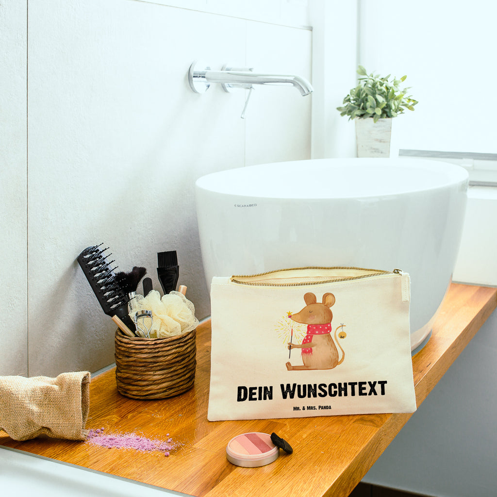 Personalisierte Schminktasche Weihnachtsmaus Personalisierte Schminktasche, Personalisierte Kosmetiktasche, Personalisierter Kosmetikbeutel, Personalisiertes Stiftemäppchen, Personalisiertes Etui, Personalisierte Federmappe, Personalisierte Makeup Bag, Personalisiertes Schminketui, Personalisiertes Kosmetiketui, Personalisiertes Schlamperetui, Schminktasche mit Namen, Kosmetiktasche mit Namen, Kosmetikbeutel mit Namen, Stiftemäppchen mit Namen, Etui mit Namen, Federmappe mit Namen, Makeup Bg  mit Namen, Schminketui mit Namen, Kosmetiketui mit Namen, Schlamperetui mit Namen, Schminktasche personalisieren, Schminktasche bedrucken, Schminktasche selbst gestalten, Winter, Weihnachten, Weihnachtsdeko, Nikolaus, Advent, Heiligabend, Wintermotiv, Frohe Weihnachten, Weihnachtsgruß, Weihnachtsmotiv, Maus, Mäuschen, Weihnachtswunder
