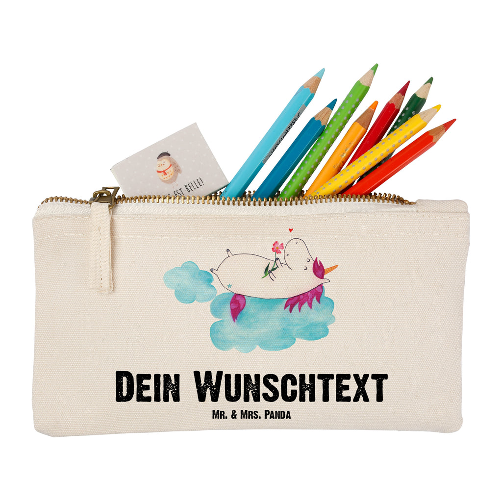 Personalisierte Schminktasche Einhorn verliebt auf Wolke Personalisierte Schminktasche, Personalisierte Kosmetiktasche, Personalisierter Kosmetikbeutel, Personalisiertes Stiftemäppchen, Personalisiertes Etui, Personalisierte Federmappe, Personalisierte Makeup Bag, Personalisiertes Schminketui, Personalisiertes Kosmetiketui, Personalisiertes Schlamperetui, Schminktasche mit Namen, Kosmetiktasche mit Namen, Kosmetikbeutel mit Namen, Stiftemäppchen mit Namen, Etui mit Namen, Federmappe mit Namen, Makeup Bg  mit Namen, Schminketui mit Namen, Kosmetiketui mit Namen, Schlamperetui mit Namen, Schminktasche personalisieren, Schminktasche bedrucken, Schminktasche selbst gestalten, Einhorn, Einhörner, Einhorn Deko, Pegasus, Unicorn, verliebt, Liebe, Liebesbeweis, Freundin, Wolke