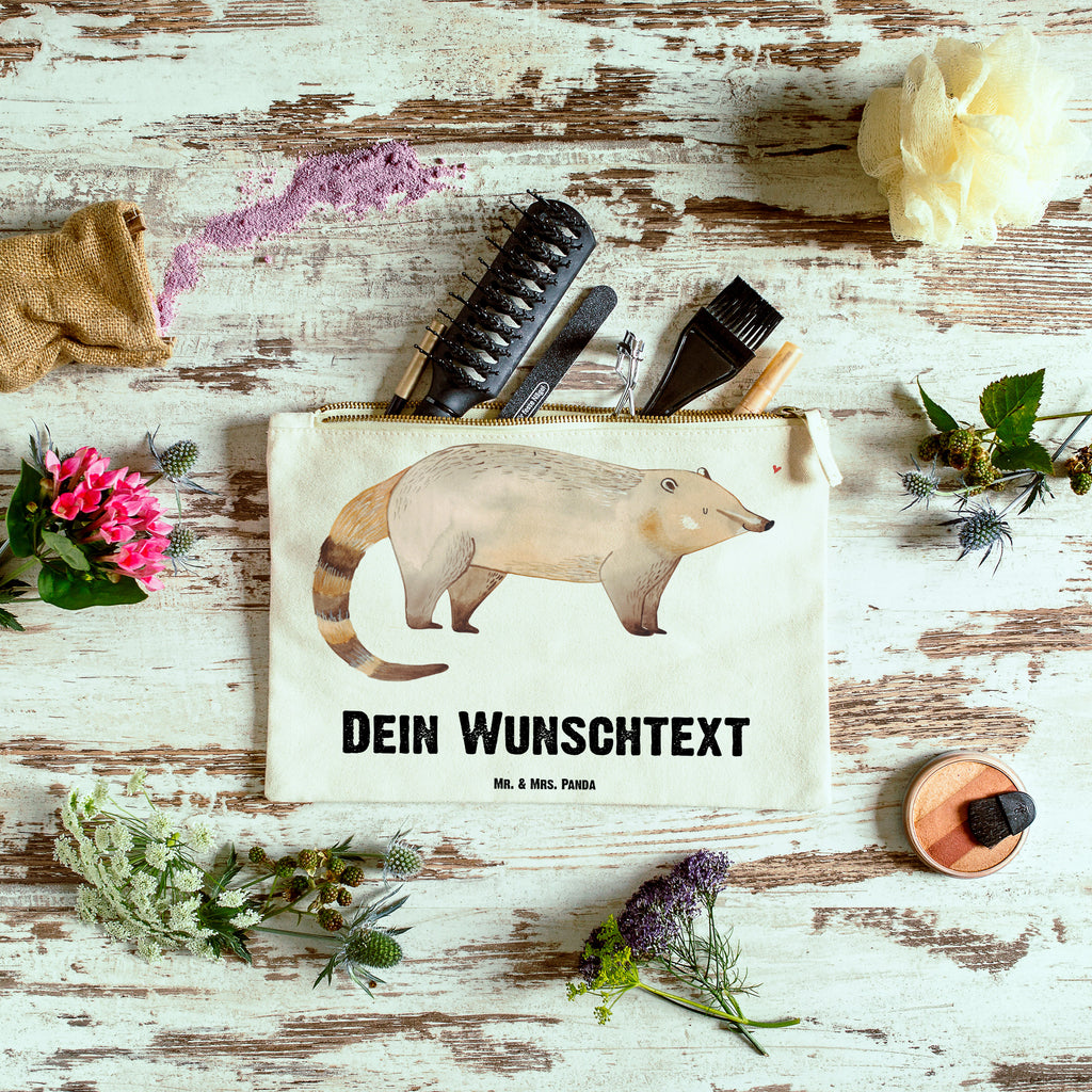 Personalisierte Schminktasche Nasenbär Personalisierte Schminktasche, Personalisierte Kosmetiktasche, Personalisierter Kosmetikbeutel, Personalisiertes Stiftemäppchen, Personalisiertes Etui, Personalisierte Federmappe, Personalisierte Makeup Bag, Personalisiertes Schminketui, Personalisiertes Kosmetiketui, Personalisiertes Schlamperetui, Schminktasche mit Namen, Kosmetiktasche mit Namen, Kosmetikbeutel mit Namen, Stiftemäppchen mit Namen, Etui mit Namen, Federmappe mit Namen, Makeup Bg  mit Namen, Schminketui mit Namen, Kosmetiketui mit Namen, Schlamperetui mit Namen, Schminktasche personalisieren, Schminktasche bedrucken, Schminktasche selbst gestalten, süße Tiermotive, gute Laune, lustige Sprüche, Tiere, Nasenbär, Nasenbären, Rüsselbär, Bär