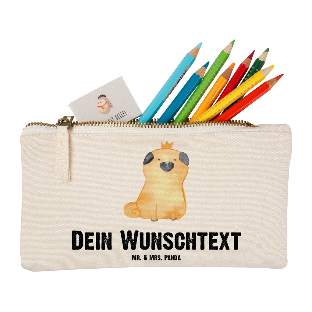 Personalisierte Schminktasche Mops Krone Personalisierte Schminktasche, Personalisierte Kosmetiktasche, Personalisierter Kosmetikbeutel, Personalisiertes Stiftemäppchen, Personalisiertes Etui, Personalisierte Federmappe, Personalisierte Makeup Bag, Personalisiertes Schminketui, Personalisiertes Kosmetiketui, Personalisiertes Schlamperetui, Schminktasche mit Namen, Kosmetiktasche mit Namen, Kosmetikbeutel mit Namen, Stiftemäppchen mit Namen, Etui mit Namen, Federmappe mit Namen, Makeup Bg  mit Namen, Schminketui mit Namen, Kosmetiketui mit Namen, Schlamperetui mit Namen, Schminktasche personalisieren, Schminktasche bedrucken, Schminktasche selbst gestalten, Hund, Hundemotiv, Haustier, Hunderasse, Tierliebhaber, Hundebesitzer, Sprüche, Mops, allergisch, kinderlos, Hausregel, Hundebesitzer. Spruch, lustig