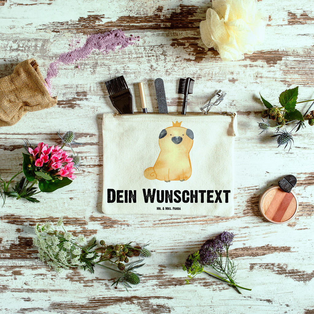 Personalisierte Schminktasche Mops Krone Personalisierte Schminktasche, Personalisierte Kosmetiktasche, Personalisierter Kosmetikbeutel, Personalisiertes Stiftemäppchen, Personalisiertes Etui, Personalisierte Federmappe, Personalisierte Makeup Bag, Personalisiertes Schminketui, Personalisiertes Kosmetiketui, Personalisiertes Schlamperetui, Schminktasche mit Namen, Kosmetiktasche mit Namen, Kosmetikbeutel mit Namen, Stiftemäppchen mit Namen, Etui mit Namen, Federmappe mit Namen, Makeup Bg  mit Namen, Schminketui mit Namen, Kosmetiketui mit Namen, Schlamperetui mit Namen, Schminktasche personalisieren, Schminktasche bedrucken, Schminktasche selbst gestalten, Hund, Hundemotiv, Haustier, Hunderasse, Tierliebhaber, Hundebesitzer, Sprüche, Mops, allergisch, kinderlos, Hausregel, Hundebesitzer. Spruch, lustig