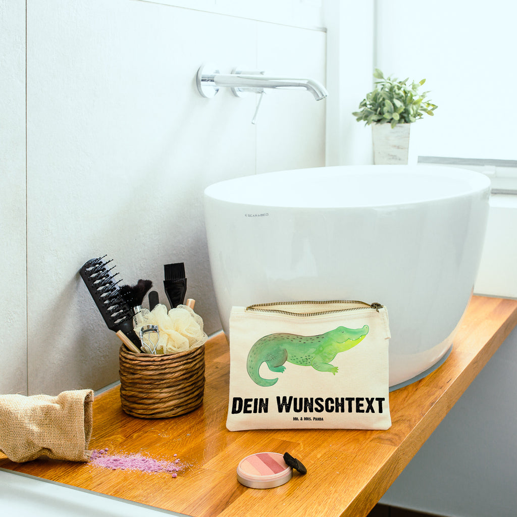 Personalisierte Schminktasche Krokodil Personalisierte Schminktasche, Personalisierte Kosmetiktasche, Personalisierter Kosmetikbeutel, Personalisiertes Stiftemäppchen, Personalisiertes Etui, Personalisierte Federmappe, Personalisierte Makeup Bag, Personalisiertes Schminketui, Personalisiertes Kosmetiketui, Personalisiertes Schlamperetui, Schminktasche mit Namen, Kosmetiktasche mit Namen, Kosmetikbeutel mit Namen, Stiftemäppchen mit Namen, Etui mit Namen, Federmappe mit Namen, Makeup Bg  mit Namen, Schminketui mit Namen, Kosmetiketui mit Namen, Schlamperetui mit Namen, Schminktasche personalisieren, Schminktasche bedrucken, Schminktasche selbst gestalten, Meerestiere, Meer, Urlaub, Krokodil, Krokodile, verrückt sein, spontan sein, Abenteuerlust, Reiselust, Freundin, beste Freundin, Lieblingsmensch