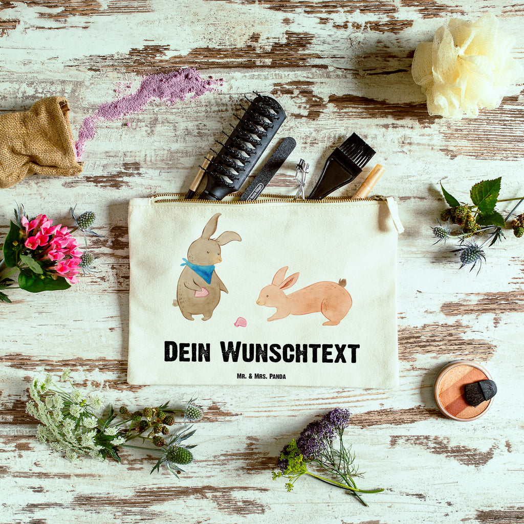 Personalisierte Schminktasche Hasen Muschel Personalisierte Schminktasche, Personalisierte Kosmetiktasche, Personalisierter Kosmetikbeutel, Personalisiertes Stiftemäppchen, Personalisiertes Etui, Personalisierte Federmappe, Personalisierte Makeup Bag, Personalisiertes Schminketui, Personalisiertes Kosmetiketui, Personalisiertes Schlamperetui, Schminktasche mit Namen, Kosmetiktasche mit Namen, Kosmetikbeutel mit Namen, Stiftemäppchen mit Namen, Etui mit Namen, Federmappe mit Namen, Makeup Bg  mit Namen, Schminketui mit Namen, Kosmetiketui mit Namen, Schlamperetui mit Namen, Schminktasche personalisieren, Schminktasche bedrucken, Schminktasche selbst gestalten, Familie, Vatertag, Muttertag, Bruder, Schwester, Mama, Papa, Oma, Opa, Hasen, beste Freundin, Freundin, Freundinnen, best friends, BFF, Muscheln sammeln, Muscheln, Meer
