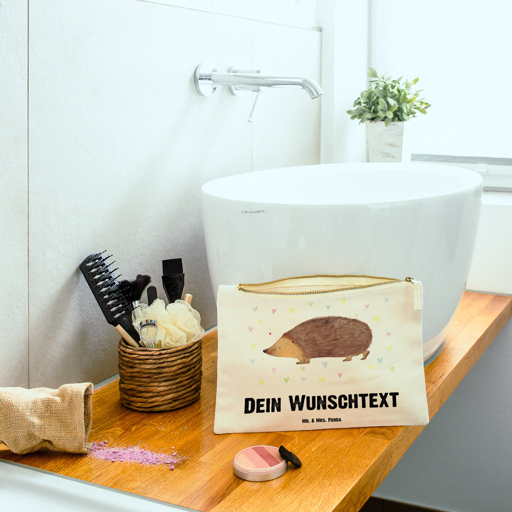 Personalisierte Schminktasche Igel Herzen Personalisierte Schminktasche, Personalisierte Kosmetiktasche, Personalisierter Kosmetikbeutel, Personalisiertes Stiftemäppchen, Personalisiertes Etui, Personalisierte Federmappe, Personalisierte Makeup Bag, Personalisiertes Schminketui, Personalisiertes Kosmetiketui, Personalisiertes Schlamperetui, Schminktasche mit Namen, Kosmetiktasche mit Namen, Kosmetikbeutel mit Namen, Stiftemäppchen mit Namen, Etui mit Namen, Federmappe mit Namen, Makeup Bg  mit Namen, Schminketui mit Namen, Kosmetiketui mit Namen, Schlamperetui mit Namen, Schminktasche personalisieren, Schminktasche bedrucken, Schminktasche selbst gestalten, Tiermotive, Gute Laune, lustige Sprüche, Tiere, Liebe, Herz, Herzen, Igel, Vertrauen, Kuss, Leben
