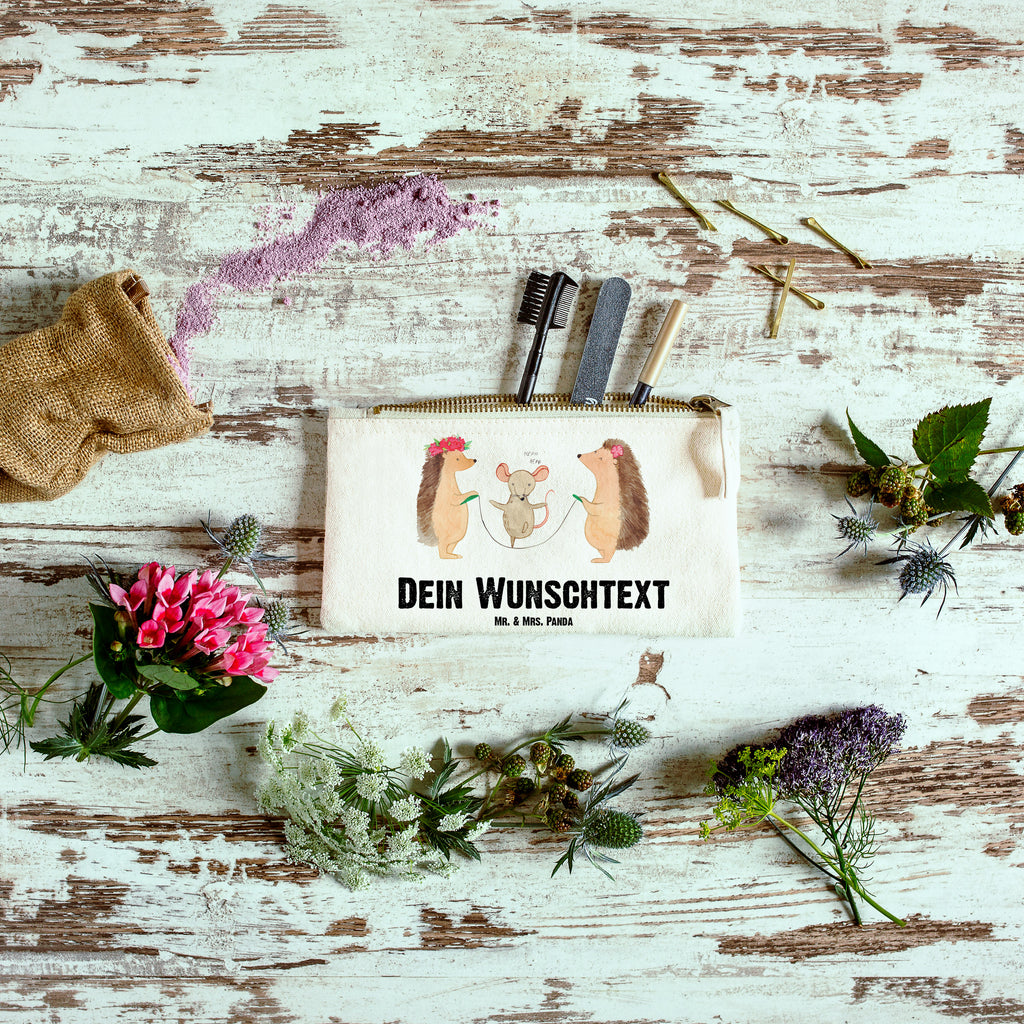 Personalisierte Schminktasche Igel Seilhüpfen Personalisierte Schminktasche, Personalisierte Kosmetiktasche, Personalisierter Kosmetikbeutel, Personalisiertes Stiftemäppchen, Personalisiertes Etui, Personalisierte Federmappe, Personalisierte Makeup Bag, Personalisiertes Schminketui, Personalisiertes Kosmetiketui, Personalisiertes Schlamperetui, Schminktasche mit Namen, Kosmetiktasche mit Namen, Kosmetikbeutel mit Namen, Stiftemäppchen mit Namen, Etui mit Namen, Federmappe mit Namen, Makeup Bg  mit Namen, Schminketui mit Namen, Kosmetiketui mit Namen, Schlamperetui mit Namen, Schminktasche personalisieren, Schminktasche bedrucken, Schminktasche selbst gestalten, süße Tiermotive, gute Laune, lustige Sprüche, Tiere, Igel, Maus, Seilspringen, Seilhüpfen, Kinder, Kindergarten