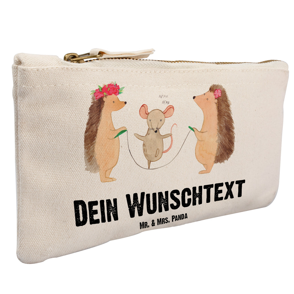 Personalisierte Schminktasche Igel Seilhüpfen Personalisierte Schminktasche, Personalisierte Kosmetiktasche, Personalisierter Kosmetikbeutel, Personalisiertes Stiftemäppchen, Personalisiertes Etui, Personalisierte Federmappe, Personalisierte Makeup Bag, Personalisiertes Schminketui, Personalisiertes Kosmetiketui, Personalisiertes Schlamperetui, Schminktasche mit Namen, Kosmetiktasche mit Namen, Kosmetikbeutel mit Namen, Stiftemäppchen mit Namen, Etui mit Namen, Federmappe mit Namen, Makeup Bg  mit Namen, Schminketui mit Namen, Kosmetiketui mit Namen, Schlamperetui mit Namen, Schminktasche personalisieren, Schminktasche bedrucken, Schminktasche selbst gestalten, süße Tiermotive, gute Laune, lustige Sprüche, Tiere, Igel, Maus, Seilspringen, Seilhüpfen, Kinder, Kindergarten