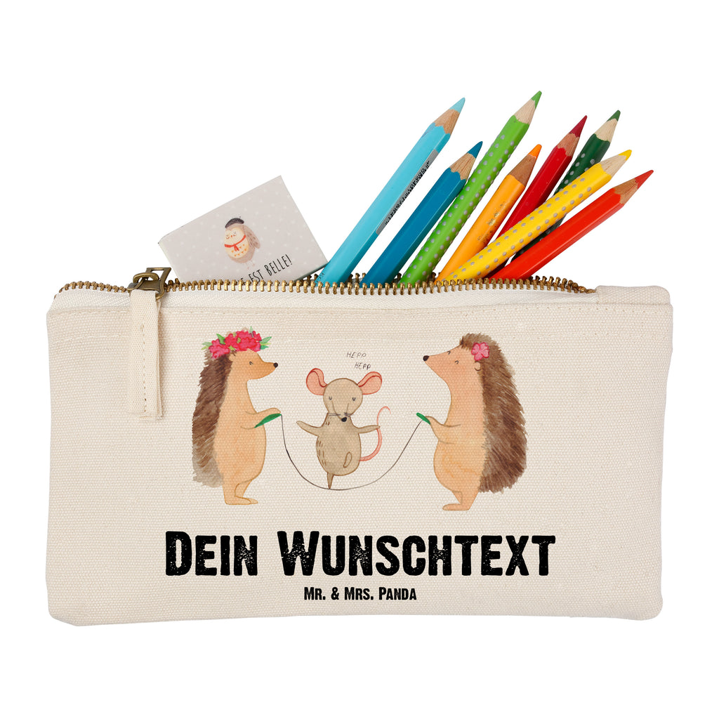 Personalisierte Schminktasche Igel Seilhüpfen Personalisierte Schminktasche, Personalisierte Kosmetiktasche, Personalisierter Kosmetikbeutel, Personalisiertes Stiftemäppchen, Personalisiertes Etui, Personalisierte Federmappe, Personalisierte Makeup Bag, Personalisiertes Schminketui, Personalisiertes Kosmetiketui, Personalisiertes Schlamperetui, Schminktasche mit Namen, Kosmetiktasche mit Namen, Kosmetikbeutel mit Namen, Stiftemäppchen mit Namen, Etui mit Namen, Federmappe mit Namen, Makeup Bg  mit Namen, Schminketui mit Namen, Kosmetiketui mit Namen, Schlamperetui mit Namen, Schminktasche personalisieren, Schminktasche bedrucken, Schminktasche selbst gestalten, süße Tiermotive, gute Laune, lustige Sprüche, Tiere, Igel, Maus, Seilspringen, Seilhüpfen, Kinder, Kindergarten