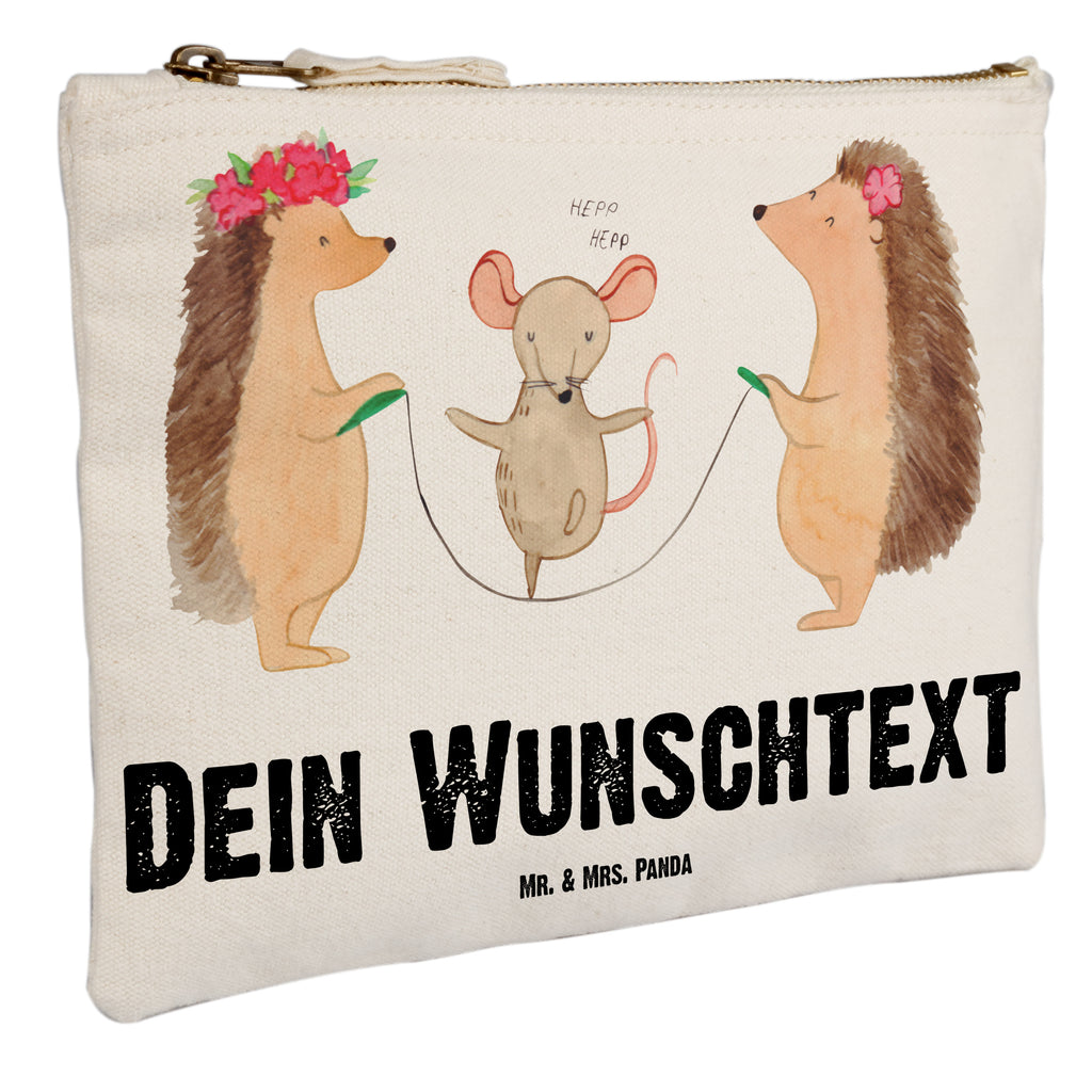 Personalisierte Schminktasche Igel Seilhüpfen Personalisierte Schminktasche, Personalisierte Kosmetiktasche, Personalisierter Kosmetikbeutel, Personalisiertes Stiftemäppchen, Personalisiertes Etui, Personalisierte Federmappe, Personalisierte Makeup Bag, Personalisiertes Schminketui, Personalisiertes Kosmetiketui, Personalisiertes Schlamperetui, Schminktasche mit Namen, Kosmetiktasche mit Namen, Kosmetikbeutel mit Namen, Stiftemäppchen mit Namen, Etui mit Namen, Federmappe mit Namen, Makeup Bg  mit Namen, Schminketui mit Namen, Kosmetiketui mit Namen, Schlamperetui mit Namen, Schminktasche personalisieren, Schminktasche bedrucken, Schminktasche selbst gestalten, süße Tiermotive, gute Laune, lustige Sprüche, Tiere, Igel, Maus, Seilspringen, Seilhüpfen, Kinder, Kindergarten