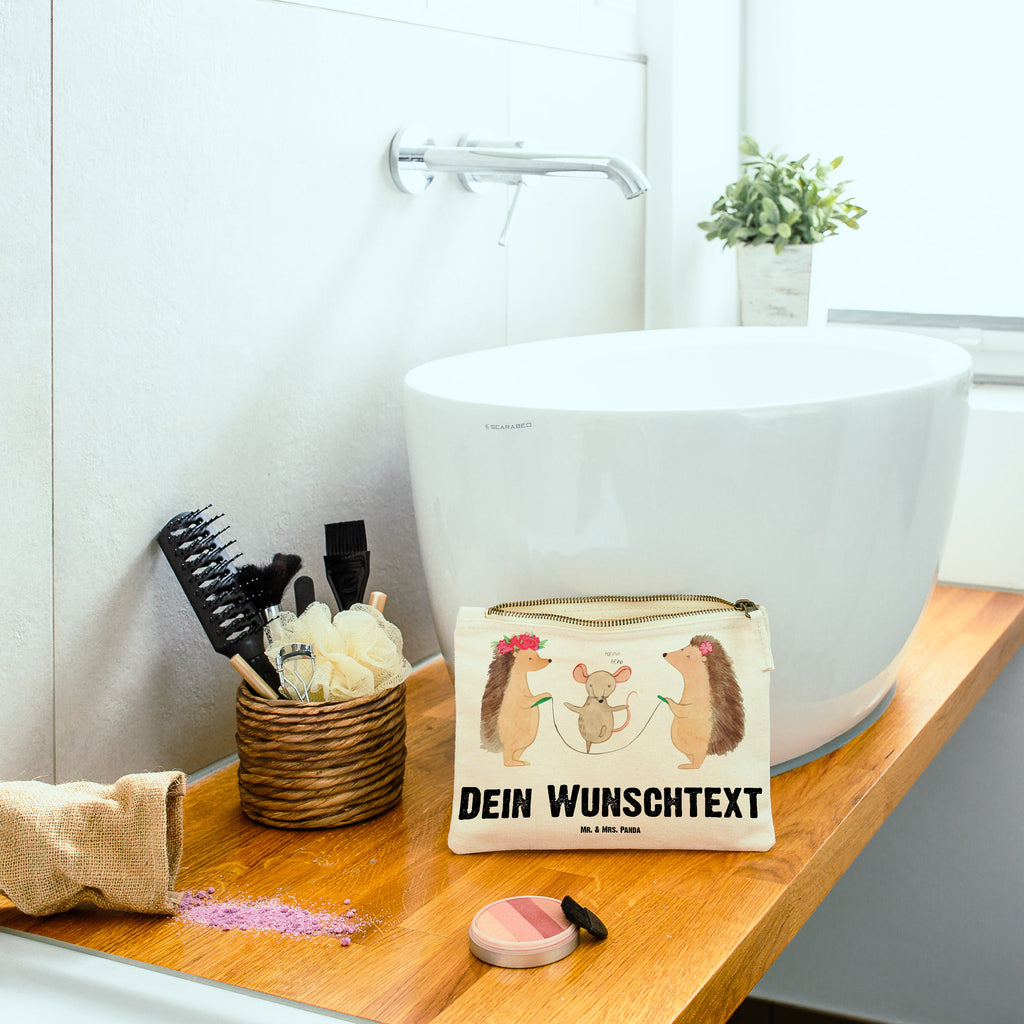 Personalisierte Schminktasche Igel Seilhüpfen Personalisierte Schminktasche, Personalisierte Kosmetiktasche, Personalisierter Kosmetikbeutel, Personalisiertes Stiftemäppchen, Personalisiertes Etui, Personalisierte Federmappe, Personalisierte Makeup Bag, Personalisiertes Schminketui, Personalisiertes Kosmetiketui, Personalisiertes Schlamperetui, Schminktasche mit Namen, Kosmetiktasche mit Namen, Kosmetikbeutel mit Namen, Stiftemäppchen mit Namen, Etui mit Namen, Federmappe mit Namen, Makeup Bg  mit Namen, Schminketui mit Namen, Kosmetiketui mit Namen, Schlamperetui mit Namen, Schminktasche personalisieren, Schminktasche bedrucken, Schminktasche selbst gestalten, süße Tiermotive, gute Laune, lustige Sprüche, Tiere, Igel, Maus, Seilspringen, Seilhüpfen, Kinder, Kindergarten