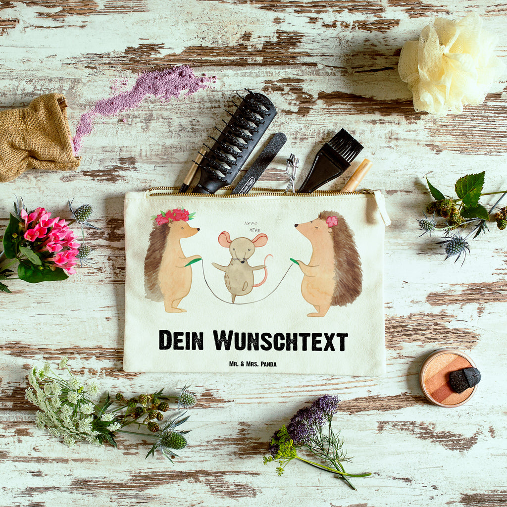 Personalisierte Schminktasche Igel Seilhüpfen Personalisierte Schminktasche, Personalisierte Kosmetiktasche, Personalisierter Kosmetikbeutel, Personalisiertes Stiftemäppchen, Personalisiertes Etui, Personalisierte Federmappe, Personalisierte Makeup Bag, Personalisiertes Schminketui, Personalisiertes Kosmetiketui, Personalisiertes Schlamperetui, Schminktasche mit Namen, Kosmetiktasche mit Namen, Kosmetikbeutel mit Namen, Stiftemäppchen mit Namen, Etui mit Namen, Federmappe mit Namen, Makeup Bg  mit Namen, Schminketui mit Namen, Kosmetiketui mit Namen, Schlamperetui mit Namen, Schminktasche personalisieren, Schminktasche bedrucken, Schminktasche selbst gestalten, süße Tiermotive, gute Laune, lustige Sprüche, Tiere, Igel, Maus, Seilspringen, Seilhüpfen, Kinder, Kindergarten