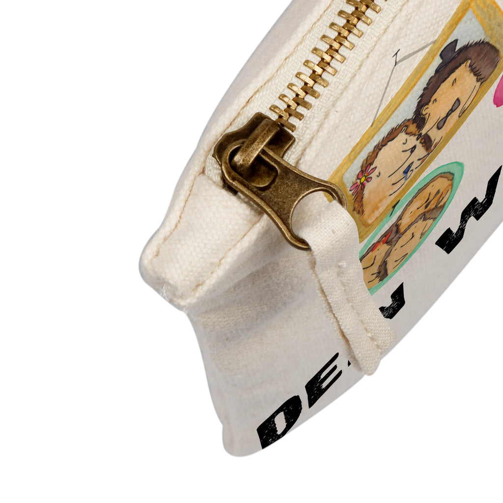 Personalisierte Schminktasche Igel Familie Personalisierte Schminktasche, Personalisierte Kosmetiktasche, Personalisierter Kosmetikbeutel, Personalisiertes Stiftemäppchen, Personalisiertes Etui, Personalisierte Federmappe, Personalisierte Makeup Bag, Personalisiertes Schminketui, Personalisiertes Kosmetiketui, Personalisiertes Schlamperetui, Schminktasche mit Namen, Kosmetiktasche mit Namen, Kosmetikbeutel mit Namen, Stiftemäppchen mit Namen, Etui mit Namen, Federmappe mit Namen, Makeup Bg  mit Namen, Schminketui mit Namen, Kosmetiketui mit Namen, Schlamperetui mit Namen, Schminktasche personalisieren, Schminktasche bedrucken, Schminktasche selbst gestalten, Familie, Vatertag, Muttertag, Bruder, Schwester, Mama, Papa, Oma, Opa, Liebe, Igel, Bilder, Zusammenhalt, Glück