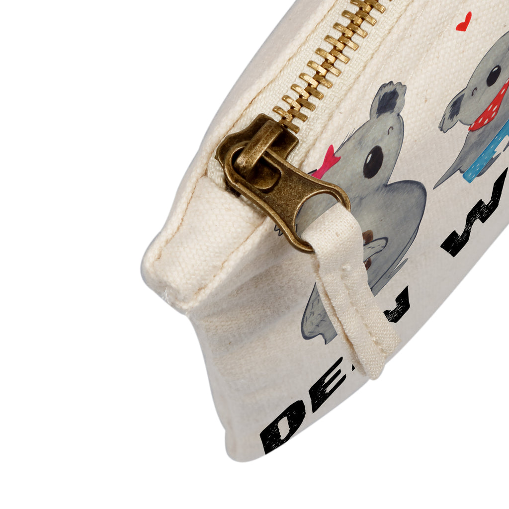 Personalisierte Schminktasche Koala Familie zwei Personalisierte Schminktasche, Personalisierte Kosmetiktasche, Personalisierter Kosmetikbeutel, Personalisiertes Stiftemäppchen, Personalisiertes Etui, Personalisierte Federmappe, Personalisierte Makeup Bag, Personalisiertes Schminketui, Personalisiertes Kosmetiketui, Personalisiertes Schlamperetui, Schminktasche mit Namen, Kosmetiktasche mit Namen, Kosmetikbeutel mit Namen, Stiftemäppchen mit Namen, Etui mit Namen, Federmappe mit Namen, Makeup Bg  mit Namen, Schminketui mit Namen, Kosmetiketui mit Namen, Schlamperetui mit Namen, Schminktasche personalisieren, Schminktasche bedrucken, Schminktasche selbst gestalten, Familie, Vatertag, Muttertag, Bruder, Schwester, Mama, Papa, Oma, Opa, Koala, Koalabär, beste Familie, Familienzeit, Familienleben, Koalafamilie, Lieblingsfamilie