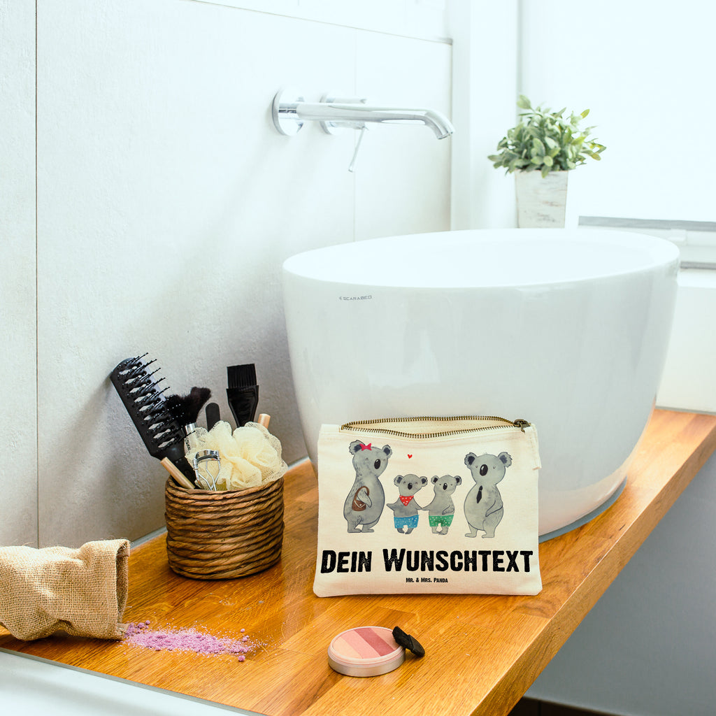 Personalisierte Schminktasche Koala Familie zwei Personalisierte Schminktasche, Personalisierte Kosmetiktasche, Personalisierter Kosmetikbeutel, Personalisiertes Stiftemäppchen, Personalisiertes Etui, Personalisierte Federmappe, Personalisierte Makeup Bag, Personalisiertes Schminketui, Personalisiertes Kosmetiketui, Personalisiertes Schlamperetui, Schminktasche mit Namen, Kosmetiktasche mit Namen, Kosmetikbeutel mit Namen, Stiftemäppchen mit Namen, Etui mit Namen, Federmappe mit Namen, Makeup Bg  mit Namen, Schminketui mit Namen, Kosmetiketui mit Namen, Schlamperetui mit Namen, Schminktasche personalisieren, Schminktasche bedrucken, Schminktasche selbst gestalten, Familie, Vatertag, Muttertag, Bruder, Schwester, Mama, Papa, Oma, Opa, Koala, Koalabär, beste Familie, Familienzeit, Familienleben, Koalafamilie, Lieblingsfamilie