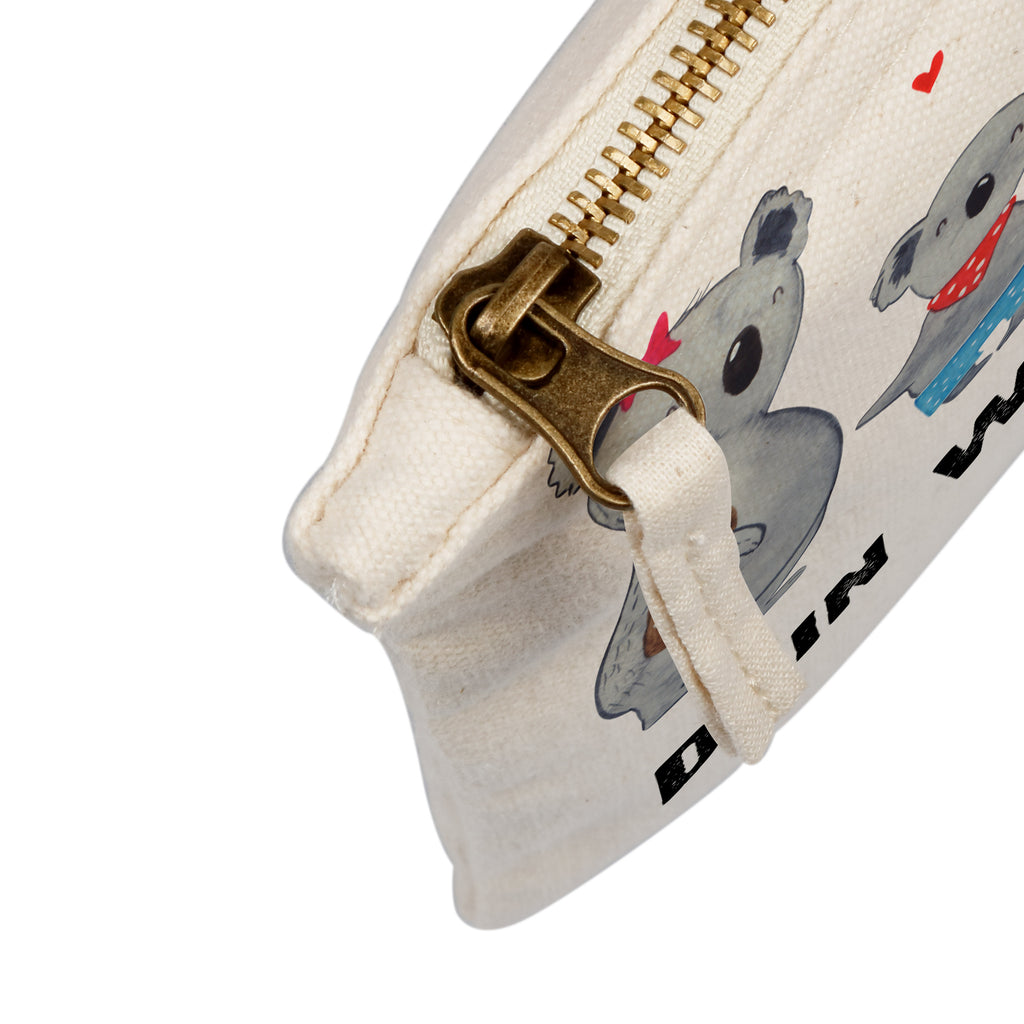 Personalisierte Schminktasche Koala Familie zwei Personalisierte Schminktasche, Personalisierte Kosmetiktasche, Personalisierter Kosmetikbeutel, Personalisiertes Stiftemäppchen, Personalisiertes Etui, Personalisierte Federmappe, Personalisierte Makeup Bag, Personalisiertes Schminketui, Personalisiertes Kosmetiketui, Personalisiertes Schlamperetui, Schminktasche mit Namen, Kosmetiktasche mit Namen, Kosmetikbeutel mit Namen, Stiftemäppchen mit Namen, Etui mit Namen, Federmappe mit Namen, Makeup Bg  mit Namen, Schminketui mit Namen, Kosmetiketui mit Namen, Schlamperetui mit Namen, Schminktasche personalisieren, Schminktasche bedrucken, Schminktasche selbst gestalten, Familie, Vatertag, Muttertag, Bruder, Schwester, Mama, Papa, Oma, Opa, Koala, Koalabär, beste Familie, Familienzeit, Familienleben, Koalafamilie, Lieblingsfamilie