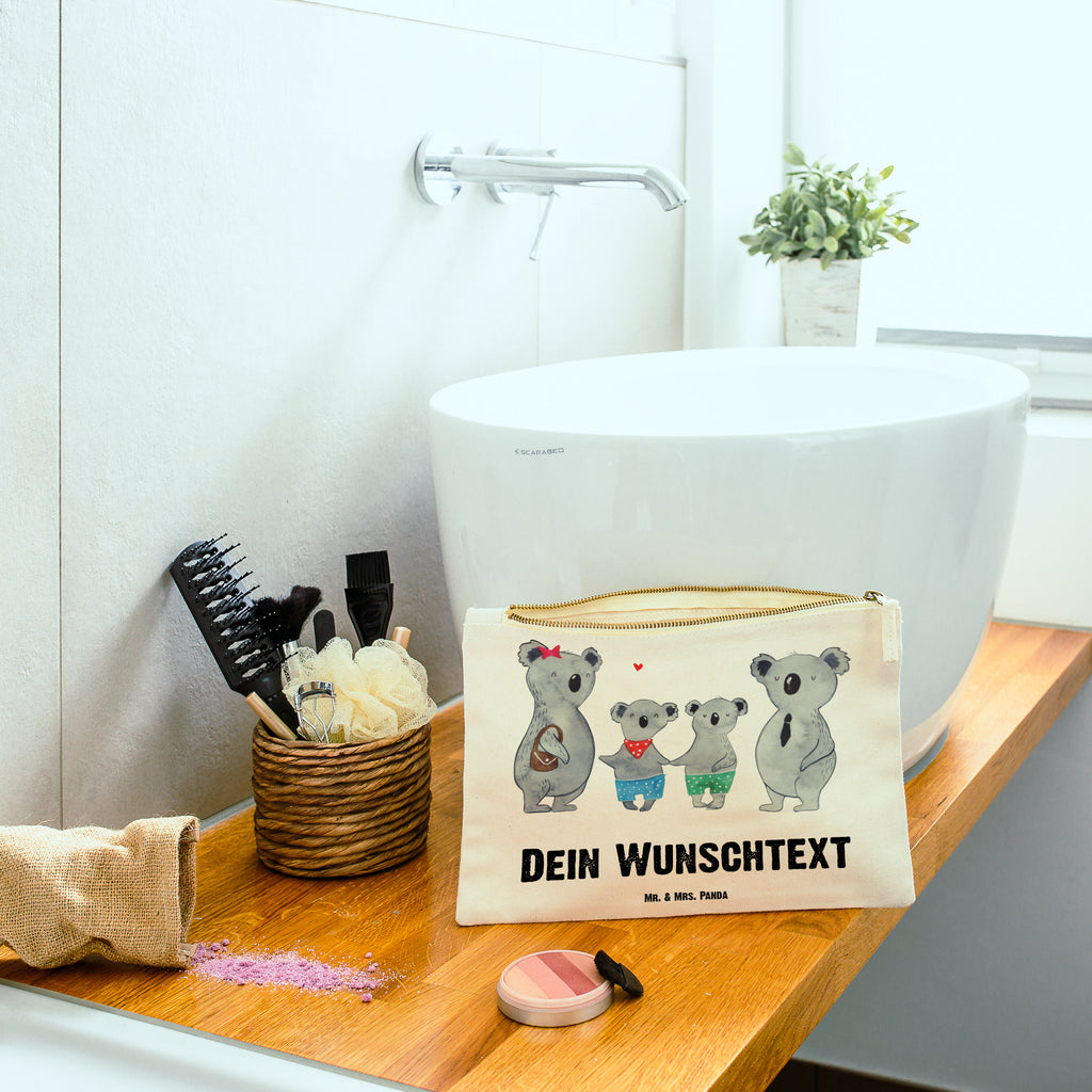 Personalisierte Schminktasche Koala Familie zwei Personalisierte Schminktasche, Personalisierte Kosmetiktasche, Personalisierter Kosmetikbeutel, Personalisiertes Stiftemäppchen, Personalisiertes Etui, Personalisierte Federmappe, Personalisierte Makeup Bag, Personalisiertes Schminketui, Personalisiertes Kosmetiketui, Personalisiertes Schlamperetui, Schminktasche mit Namen, Kosmetiktasche mit Namen, Kosmetikbeutel mit Namen, Stiftemäppchen mit Namen, Etui mit Namen, Federmappe mit Namen, Makeup Bg  mit Namen, Schminketui mit Namen, Kosmetiketui mit Namen, Schlamperetui mit Namen, Schminktasche personalisieren, Schminktasche bedrucken, Schminktasche selbst gestalten, Familie, Vatertag, Muttertag, Bruder, Schwester, Mama, Papa, Oma, Opa, Koala, Koalabär, beste Familie, Familienzeit, Familienleben, Koalafamilie, Lieblingsfamilie