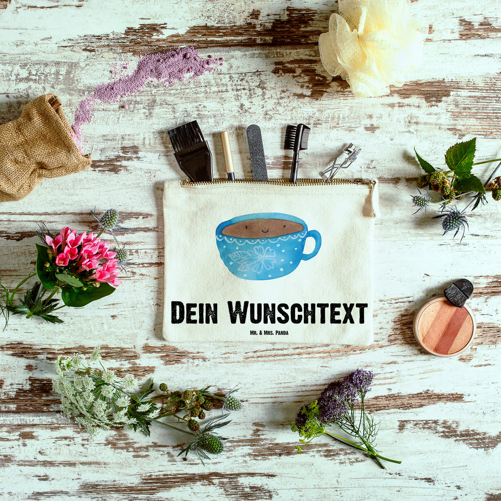 Personalisierte Schminktasche Kaffee Tasse Personalisierte Schminktasche, Personalisierte Kosmetiktasche, Personalisierter Kosmetikbeutel, Personalisiertes Stiftemäppchen, Personalisiertes Etui, Personalisierte Federmappe, Personalisierte Makeup Bag, Personalisiertes Schminketui, Personalisiertes Kosmetiketui, Personalisiertes Schlamperetui, Schminktasche mit Namen, Kosmetiktasche mit Namen, Kosmetikbeutel mit Namen, Stiftemäppchen mit Namen, Etui mit Namen, Federmappe mit Namen, Makeup Bg  mit Namen, Schminketui mit Namen, Kosmetiketui mit Namen, Schlamperetui mit Namen, Schminktasche personalisieren, Schminktasche bedrucken, Schminktasche selbst gestalten, Tiermotive, Gute Laune, lustige Sprüche, Tiere, Kaffee, Tasse, Liebe, Geschmack, Genuss, Glücklich