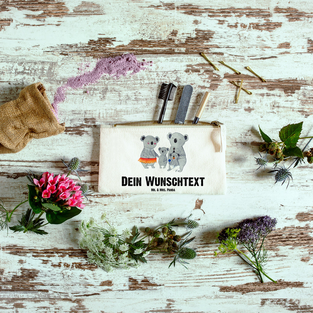 Personalisierte Schminktasche Koala Familie Personalisierte Schminktasche, Personalisierte Kosmetiktasche, Personalisierter Kosmetikbeutel, Personalisiertes Stiftemäppchen, Personalisiertes Etui, Personalisierte Federmappe, Personalisierte Makeup Bag, Personalisiertes Schminketui, Personalisiertes Kosmetiketui, Personalisiertes Schlamperetui, Schminktasche mit Namen, Kosmetiktasche mit Namen, Kosmetikbeutel mit Namen, Stiftemäppchen mit Namen, Etui mit Namen, Federmappe mit Namen, Makeup Bg  mit Namen, Schminketui mit Namen, Kosmetiketui mit Namen, Schlamperetui mit Namen, Schminktasche personalisieren, Schminktasche bedrucken, Schminktasche selbst gestalten, Familie, Vatertag, Muttertag, Bruder, Schwester, Mama, Papa, Oma, Opa, Koala, Koalas, Family, Kinder, Geschwister, Familienleben