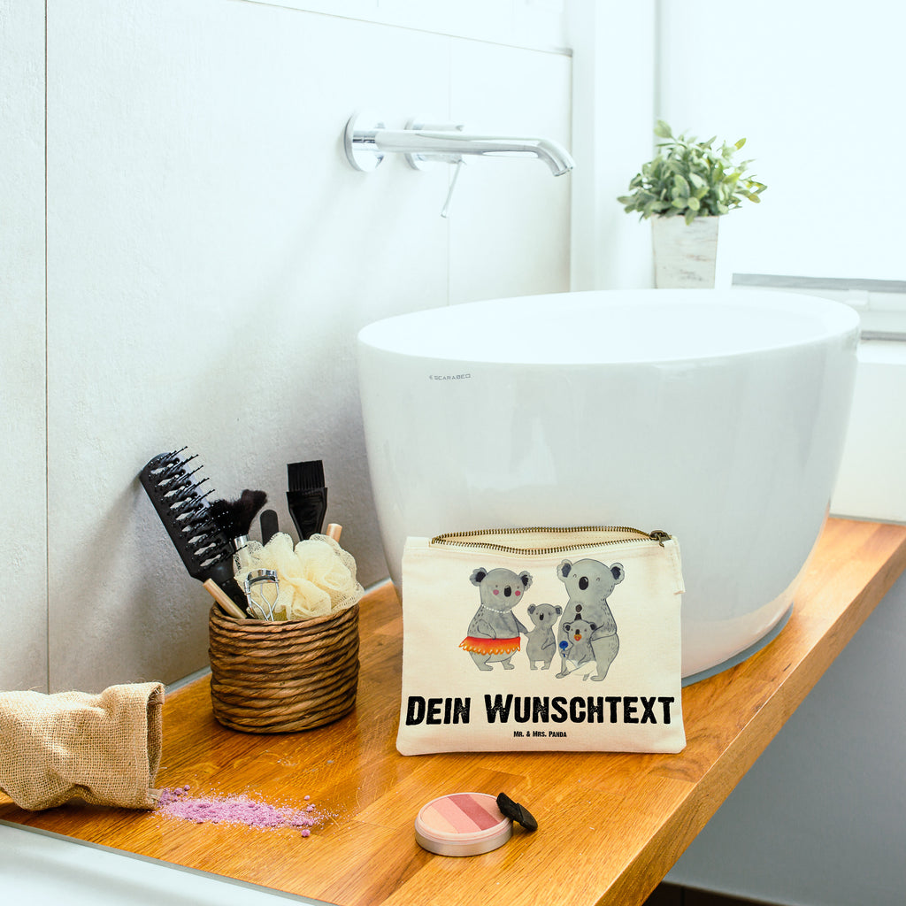 Personalisierte Schminktasche Koala Familie Personalisierte Schminktasche, Personalisierte Kosmetiktasche, Personalisierter Kosmetikbeutel, Personalisiertes Stiftemäppchen, Personalisiertes Etui, Personalisierte Federmappe, Personalisierte Makeup Bag, Personalisiertes Schminketui, Personalisiertes Kosmetiketui, Personalisiertes Schlamperetui, Schminktasche mit Namen, Kosmetiktasche mit Namen, Kosmetikbeutel mit Namen, Stiftemäppchen mit Namen, Etui mit Namen, Federmappe mit Namen, Makeup Bg  mit Namen, Schminketui mit Namen, Kosmetiketui mit Namen, Schlamperetui mit Namen, Schminktasche personalisieren, Schminktasche bedrucken, Schminktasche selbst gestalten, Familie, Vatertag, Muttertag, Bruder, Schwester, Mama, Papa, Oma, Opa, Koala, Koalas, Family, Kinder, Geschwister, Familienleben