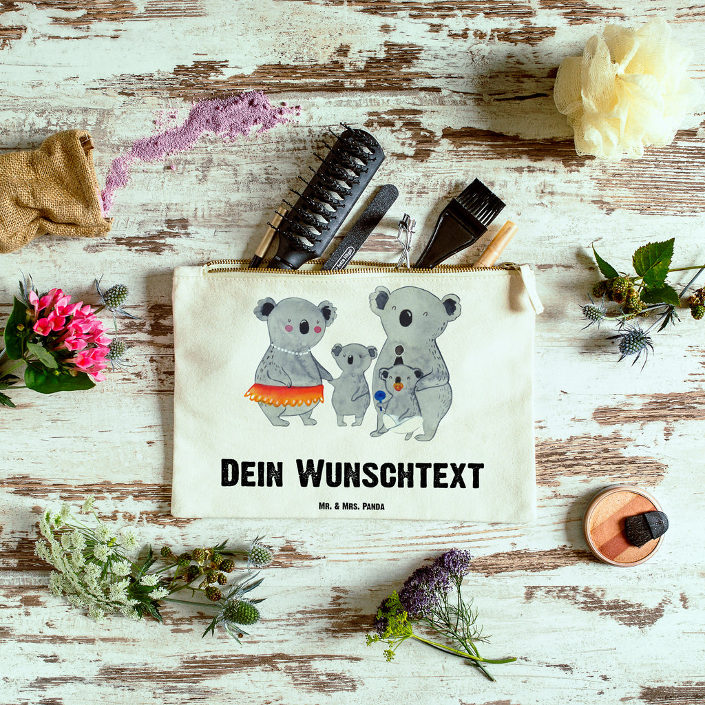 Personalisierte Schminktasche Koala Familie Personalisierte Schminktasche, Personalisierte Kosmetiktasche, Personalisierter Kosmetikbeutel, Personalisiertes Stiftemäppchen, Personalisiertes Etui, Personalisierte Federmappe, Personalisierte Makeup Bag, Personalisiertes Schminketui, Personalisiertes Kosmetiketui, Personalisiertes Schlamperetui, Schminktasche mit Namen, Kosmetiktasche mit Namen, Kosmetikbeutel mit Namen, Stiftemäppchen mit Namen, Etui mit Namen, Federmappe mit Namen, Makeup Bg  mit Namen, Schminketui mit Namen, Kosmetiketui mit Namen, Schlamperetui mit Namen, Schminktasche personalisieren, Schminktasche bedrucken, Schminktasche selbst gestalten, Familie, Vatertag, Muttertag, Bruder, Schwester, Mama, Papa, Oma, Opa, Koala, Koalas, Family, Kinder, Geschwister, Familienleben