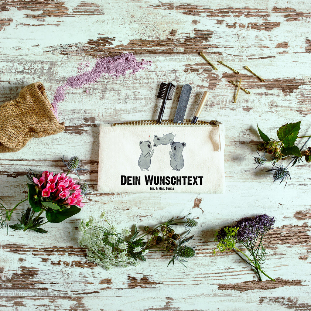 Personalisierte Schminktasche Koala Feiern Sich Personalisierte Schminktasche, Personalisierte Kosmetiktasche, Personalisierter Kosmetikbeutel, Personalisiertes Stiftemäppchen, Personalisiertes Etui, Personalisierte Federmappe, Personalisierte Makeup Bag, Personalisiertes Schminketui, Personalisiertes Kosmetiketui, Personalisiertes Schlamperetui, Schminktasche mit Namen, Kosmetiktasche mit Namen, Kosmetikbeutel mit Namen, Stiftemäppchen mit Namen, Etui mit Namen, Federmappe mit Namen, Makeup Bg  mit Namen, Schminketui mit Namen, Kosmetiketui mit Namen, Schlamperetui mit Namen, Schminktasche personalisieren, Schminktasche bedrucken, Schminktasche selbst gestalten, Geburtstag, Geburtstagsgeschenk, Geschenk, Koala, Familie, Kind, Eltern, Herz, Liebe