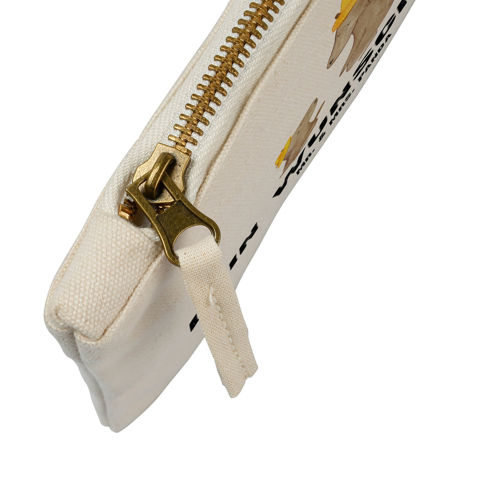 Personalisierte Schminktasche Bären mit Hut Personalisierte Schminktasche, Personalisierte Kosmetiktasche, Personalisierter Kosmetikbeutel, Personalisiertes Stiftemäppchen, Personalisiertes Etui, Personalisierte Federmappe, Personalisierte Makeup Bag, Personalisiertes Schminketui, Personalisiertes Kosmetiketui, Personalisiertes Schlamperetui, Schminktasche mit Namen, Kosmetiktasche mit Namen, Kosmetikbeutel mit Namen, Stiftemäppchen mit Namen, Etui mit Namen, Federmappe mit Namen, Makeup Bg  mit Namen, Schminketui mit Namen, Kosmetiketui mit Namen, Schlamperetui mit Namen, Schminktasche personalisieren, Schminktasche bedrucken, Schminktasche selbst gestalten, Familie, Vatertag, Muttertag, Bruder, Schwester, Mama, Papa, Oma, Opa, Bär, Bären, Vater, Papi, Paps, Dad, Daddy, Lieblingsmensch, Sohn, Söhne, Kind, Kinder, Vater-Sohn, Family, Vorbild