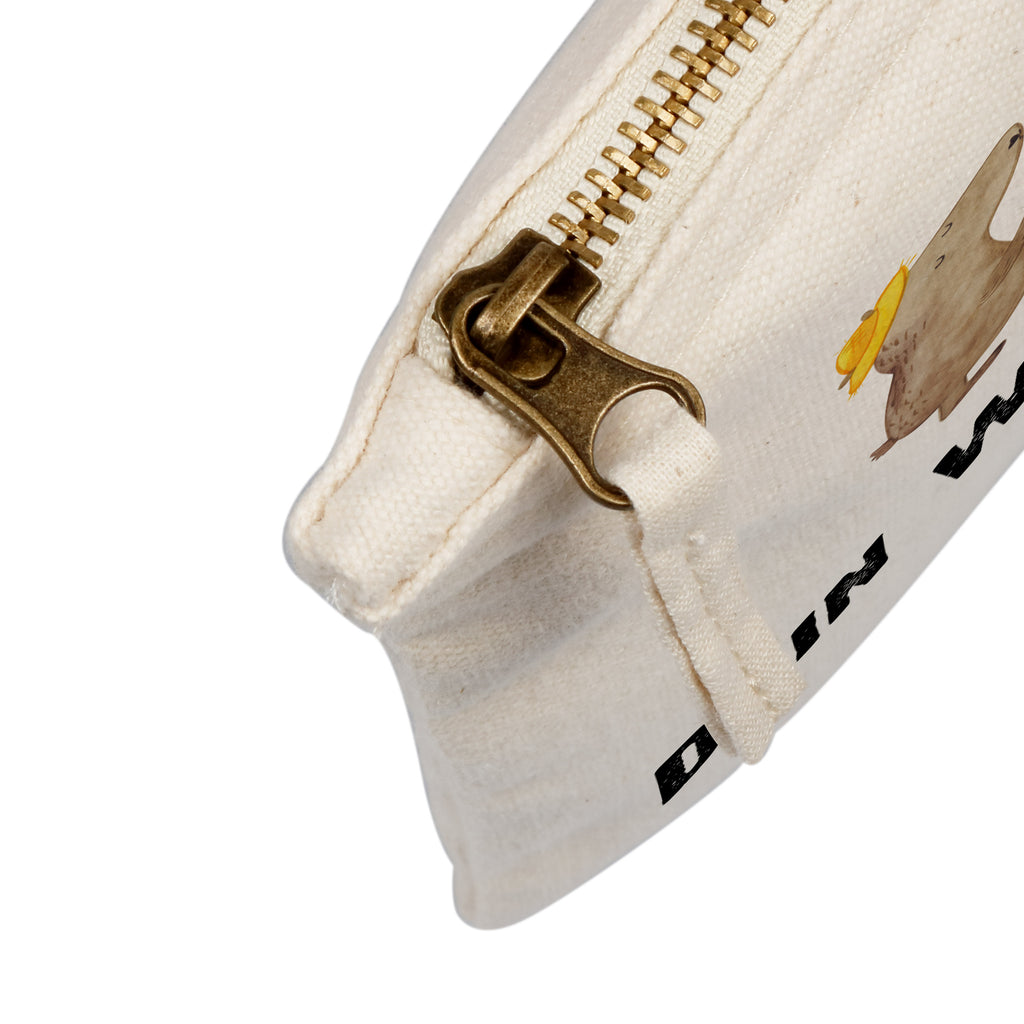 Personalisierte Schminktasche Bären mit Hut Personalisierte Schminktasche, Personalisierte Kosmetiktasche, Personalisierter Kosmetikbeutel, Personalisiertes Stiftemäppchen, Personalisiertes Etui, Personalisierte Federmappe, Personalisierte Makeup Bag, Personalisiertes Schminketui, Personalisiertes Kosmetiketui, Personalisiertes Schlamperetui, Schminktasche mit Namen, Kosmetiktasche mit Namen, Kosmetikbeutel mit Namen, Stiftemäppchen mit Namen, Etui mit Namen, Federmappe mit Namen, Makeup Bg  mit Namen, Schminketui mit Namen, Kosmetiketui mit Namen, Schlamperetui mit Namen, Schminktasche personalisieren, Schminktasche bedrucken, Schminktasche selbst gestalten, Familie, Vatertag, Muttertag, Bruder, Schwester, Mama, Papa, Oma, Opa, Bär, Bären, Vater, Papi, Paps, Dad, Daddy, Lieblingsmensch, Sohn, Söhne, Kind, Kinder, Vater-Sohn, Family, Vorbild