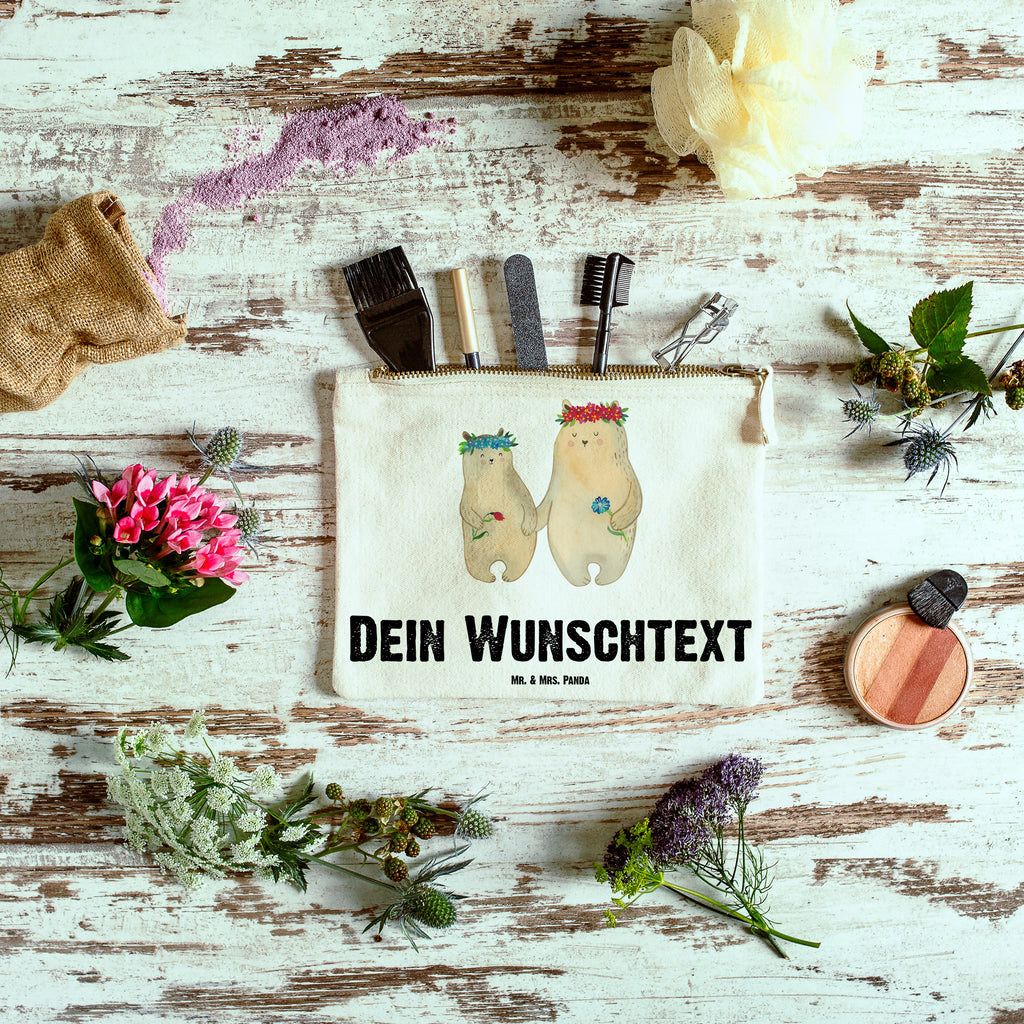 Personalisierte Schminktasche Bären mit Blumenkranz Personalisierte Schminktasche, Personalisierte Kosmetiktasche, Personalisierter Kosmetikbeutel, Personalisiertes Stiftemäppchen, Personalisiertes Etui, Personalisierte Federmappe, Personalisierte Makeup Bag, Personalisiertes Schminketui, Personalisiertes Kosmetiketui, Personalisiertes Schlamperetui, Schminktasche mit Namen, Kosmetiktasche mit Namen, Kosmetikbeutel mit Namen, Stiftemäppchen mit Namen, Etui mit Namen, Federmappe mit Namen, Makeup Bg  mit Namen, Schminketui mit Namen, Kosmetiketui mit Namen, Schlamperetui mit Namen, Schminktasche personalisieren, Schminktasche bedrucken, Schminktasche selbst gestalten, Familie, Vatertag, Muttertag, Bruder, Schwester, Mama, Papa, Oma, Opa, Bär, Bären, Mutter, Mutti, Mami, Lieblingsmensch, Lieblingsmama, beste Mutter, weltbeste Mama, Geschenk Mama. Muttertag, Tochter, Kind, Kinder, Töchter, Family, Vorbild