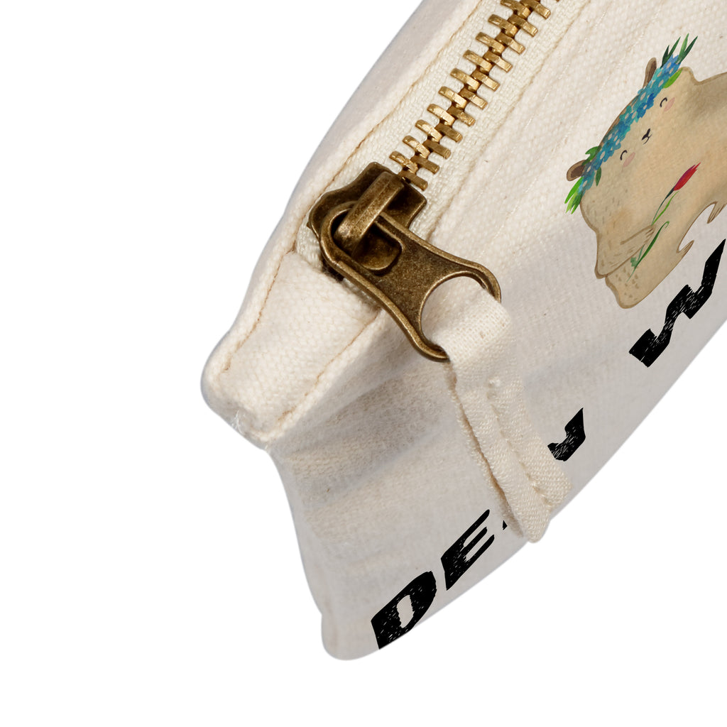 Personalisierte Schminktasche Bären mit Blumenkranz Personalisierte Schminktasche, Personalisierte Kosmetiktasche, Personalisierter Kosmetikbeutel, Personalisiertes Stiftemäppchen, Personalisiertes Etui, Personalisierte Federmappe, Personalisierte Makeup Bag, Personalisiertes Schminketui, Personalisiertes Kosmetiketui, Personalisiertes Schlamperetui, Schminktasche mit Namen, Kosmetiktasche mit Namen, Kosmetikbeutel mit Namen, Stiftemäppchen mit Namen, Etui mit Namen, Federmappe mit Namen, Makeup Bg  mit Namen, Schminketui mit Namen, Kosmetiketui mit Namen, Schlamperetui mit Namen, Schminktasche personalisieren, Schminktasche bedrucken, Schminktasche selbst gestalten, Familie, Vatertag, Muttertag, Bruder, Schwester, Mama, Papa, Oma, Opa, Bär, Bären, Mutter, Mutti, Mami, Lieblingsmensch, Lieblingsmama, beste Mutter, weltbeste Mama, Geschenk Mama. Muttertag, Tochter, Kind, Kinder, Töchter, Family, Vorbild
