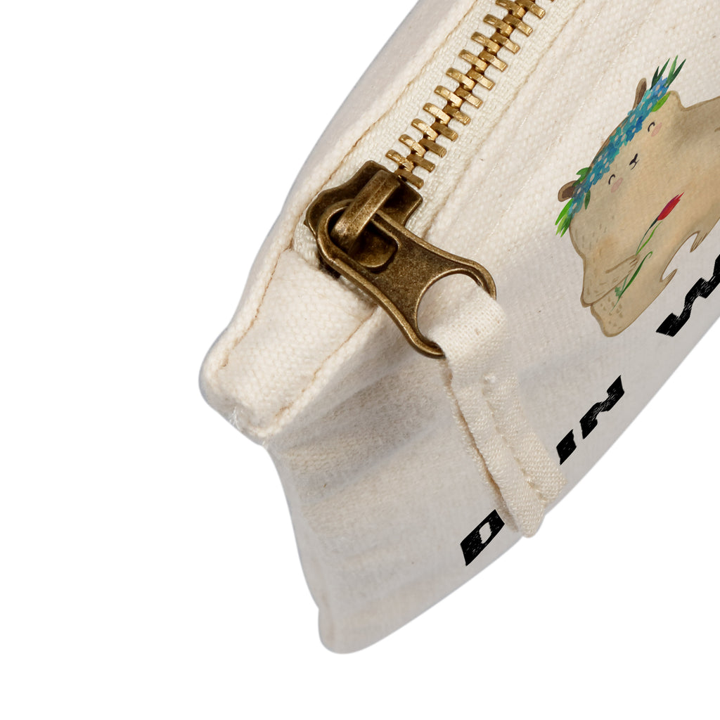 Personalisierte Schminktasche Bären mit Blumenkranz Personalisierte Schminktasche, Personalisierte Kosmetiktasche, Personalisierter Kosmetikbeutel, Personalisiertes Stiftemäppchen, Personalisiertes Etui, Personalisierte Federmappe, Personalisierte Makeup Bag, Personalisiertes Schminketui, Personalisiertes Kosmetiketui, Personalisiertes Schlamperetui, Schminktasche mit Namen, Kosmetiktasche mit Namen, Kosmetikbeutel mit Namen, Stiftemäppchen mit Namen, Etui mit Namen, Federmappe mit Namen, Makeup Bg  mit Namen, Schminketui mit Namen, Kosmetiketui mit Namen, Schlamperetui mit Namen, Schminktasche personalisieren, Schminktasche bedrucken, Schminktasche selbst gestalten, Familie, Vatertag, Muttertag, Bruder, Schwester, Mama, Papa, Oma, Opa, Bär, Bären, Mutter, Mutti, Mami, Lieblingsmensch, Lieblingsmama, beste Mutter, weltbeste Mama, Geschenk Mama. Muttertag, Tochter, Kind, Kinder, Töchter, Family, Vorbild