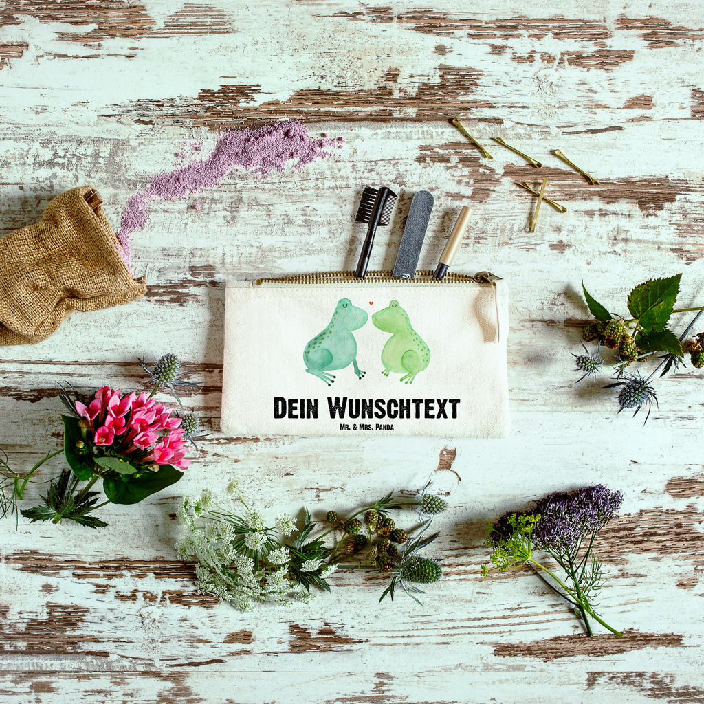 Personalisierte Schminktasche Frosch Liebe Personalisierte Schminktasche, Personalisierte Kosmetiktasche, Personalisierter Kosmetikbeutel, Personalisiertes Stiftemäppchen, Personalisiertes Etui, Personalisierte Federmappe, Personalisierte Makeup Bag, Personalisiertes Schminketui, Personalisiertes Kosmetiketui, Personalisiertes Schlamperetui, Schminktasche mit Namen, Kosmetiktasche mit Namen, Kosmetikbeutel mit Namen, Stiftemäppchen mit Namen, Etui mit Namen, Federmappe mit Namen, Makeup Bg  mit Namen, Schminketui mit Namen, Kosmetiketui mit Namen, Schlamperetui mit Namen, Schminktasche personalisieren, Schminktasche bedrucken, Schminktasche selbst gestalten, Liebe, Partner, Freund, Freundin, Ehemann, Ehefrau, Heiraten, Verlobung, Heiratsantrag, Liebesgeschenk, Jahrestag, Hocheitstag, Verliebt, Verlobt, Verheiratet, Geschenk Freundin, Geschenk Freund, Liebesbeweis, Hochzeitstag, Geschenk Hochzeit, Frosch, Frösche, Froschkönig, Fröschchen