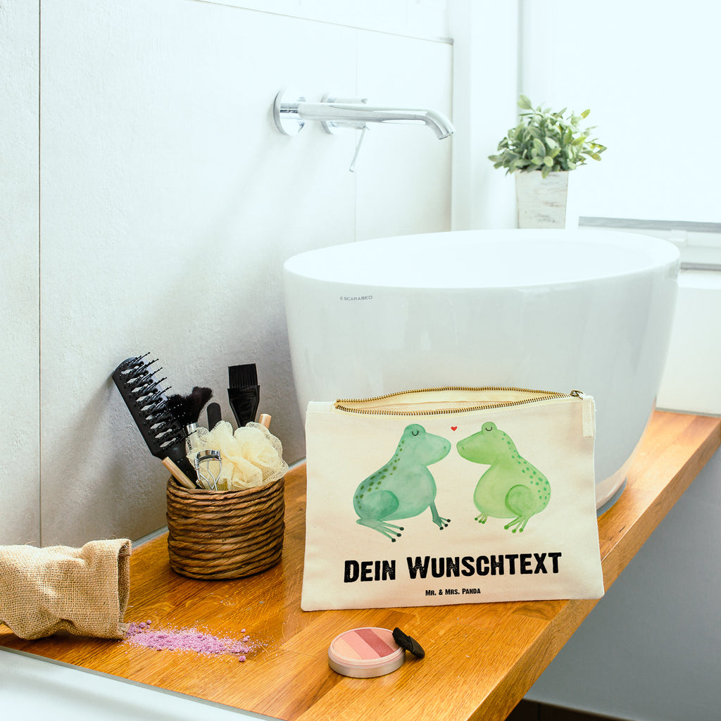 Personalisierte Schminktasche Frosch Liebe Personalisierte Schminktasche, Personalisierte Kosmetiktasche, Personalisierter Kosmetikbeutel, Personalisiertes Stiftemäppchen, Personalisiertes Etui, Personalisierte Federmappe, Personalisierte Makeup Bag, Personalisiertes Schminketui, Personalisiertes Kosmetiketui, Personalisiertes Schlamperetui, Schminktasche mit Namen, Kosmetiktasche mit Namen, Kosmetikbeutel mit Namen, Stiftemäppchen mit Namen, Etui mit Namen, Federmappe mit Namen, Makeup Bg  mit Namen, Schminketui mit Namen, Kosmetiketui mit Namen, Schlamperetui mit Namen, Schminktasche personalisieren, Schminktasche bedrucken, Schminktasche selbst gestalten, Liebe, Partner, Freund, Freundin, Ehemann, Ehefrau, Heiraten, Verlobung, Heiratsantrag, Liebesgeschenk, Jahrestag, Hocheitstag, Verliebt, Verlobt, Verheiratet, Geschenk Freundin, Geschenk Freund, Liebesbeweis, Hochzeitstag, Geschenk Hochzeit, Frosch, Frösche, Froschkönig, Fröschchen