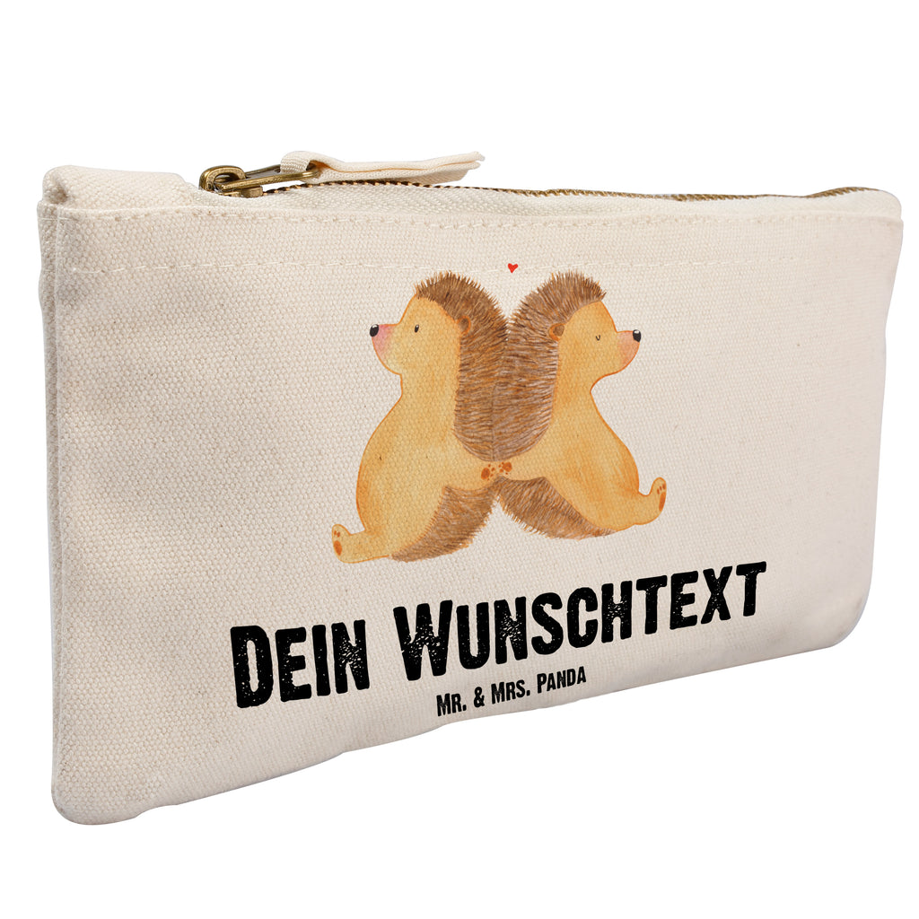 Personalisierte Schminktasche Igel händchenhaltend Personalisierte Schminktasche, Personalisierte Kosmetiktasche, Personalisierter Kosmetikbeutel, Personalisiertes Stiftemäppchen, Personalisiertes Etui, Personalisierte Federmappe, Personalisierte Makeup Bag, Personalisiertes Schminketui, Personalisiertes Kosmetiketui, Personalisiertes Schlamperetui, Schminktasche mit Namen, Kosmetiktasche mit Namen, Kosmetikbeutel mit Namen, Stiftemäppchen mit Namen, Etui mit Namen, Federmappe mit Namen, Makeup Bg  mit Namen, Schminketui mit Namen, Kosmetiketui mit Namen, Schlamperetui mit Namen, Schminktasche personalisieren, Schminktasche bedrucken, Schminktasche selbst gestalten, Liebe, Partner, Freund, Freundin, Ehemann, Ehefrau, Heiraten, Verlobung, Heiratsantrag, Liebesgeschenk, Jahrestag, Hocheitstag, Igel, Igelliebe, Hand in Hand, Liebesbeweis, große Liebe, Liebesbotschaft, Hochzeit, Lieblingsmensch, Gemeinsamkeit, Love, Geschenk für zwei