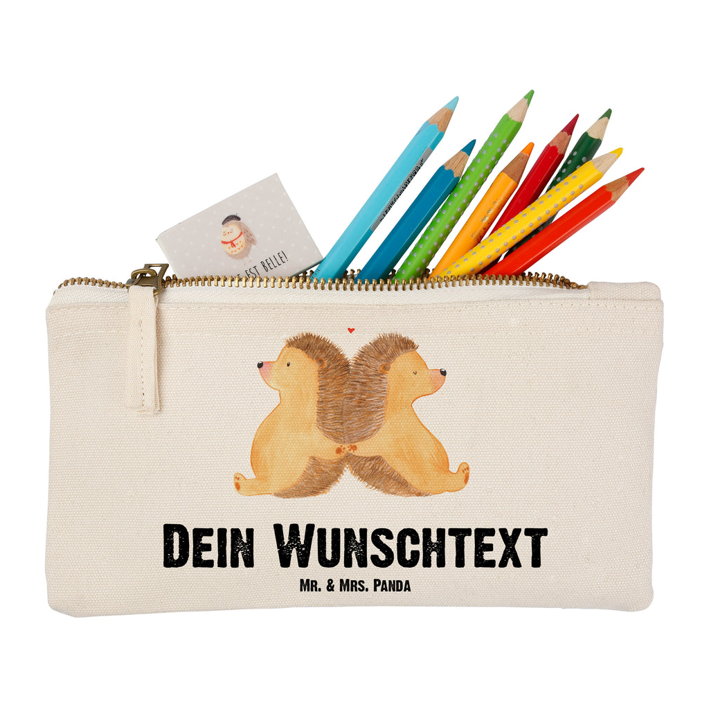 Personalisierte Schminktasche Igel händchenhaltend Personalisierte Schminktasche, Personalisierte Kosmetiktasche, Personalisierter Kosmetikbeutel, Personalisiertes Stiftemäppchen, Personalisiertes Etui, Personalisierte Federmappe, Personalisierte Makeup Bag, Personalisiertes Schminketui, Personalisiertes Kosmetiketui, Personalisiertes Schlamperetui, Schminktasche mit Namen, Kosmetiktasche mit Namen, Kosmetikbeutel mit Namen, Stiftemäppchen mit Namen, Etui mit Namen, Federmappe mit Namen, Makeup Bg  mit Namen, Schminketui mit Namen, Kosmetiketui mit Namen, Schlamperetui mit Namen, Schminktasche personalisieren, Schminktasche bedrucken, Schminktasche selbst gestalten, Liebe, Partner, Freund, Freundin, Ehemann, Ehefrau, Heiraten, Verlobung, Heiratsantrag, Liebesgeschenk, Jahrestag, Hocheitstag, Igel, Igelliebe, Hand in Hand, Liebesbeweis, große Liebe, Liebesbotschaft, Hochzeit, Lieblingsmensch, Gemeinsamkeit, Love, Geschenk für zwei