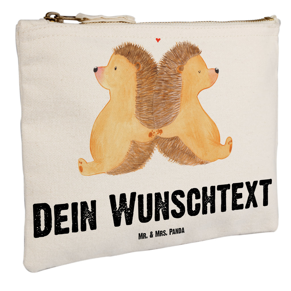 Personalisierte Schminktasche Igel händchenhaltend Personalisierte Schminktasche, Personalisierte Kosmetiktasche, Personalisierter Kosmetikbeutel, Personalisiertes Stiftemäppchen, Personalisiertes Etui, Personalisierte Federmappe, Personalisierte Makeup Bag, Personalisiertes Schminketui, Personalisiertes Kosmetiketui, Personalisiertes Schlamperetui, Schminktasche mit Namen, Kosmetiktasche mit Namen, Kosmetikbeutel mit Namen, Stiftemäppchen mit Namen, Etui mit Namen, Federmappe mit Namen, Makeup Bg  mit Namen, Schminketui mit Namen, Kosmetiketui mit Namen, Schlamperetui mit Namen, Schminktasche personalisieren, Schminktasche bedrucken, Schminktasche selbst gestalten, Liebe, Partner, Freund, Freundin, Ehemann, Ehefrau, Heiraten, Verlobung, Heiratsantrag, Liebesgeschenk, Jahrestag, Hocheitstag, Igel, Igelliebe, Hand in Hand, Liebesbeweis, große Liebe, Liebesbotschaft, Hochzeit, Lieblingsmensch, Gemeinsamkeit, Love, Geschenk für zwei