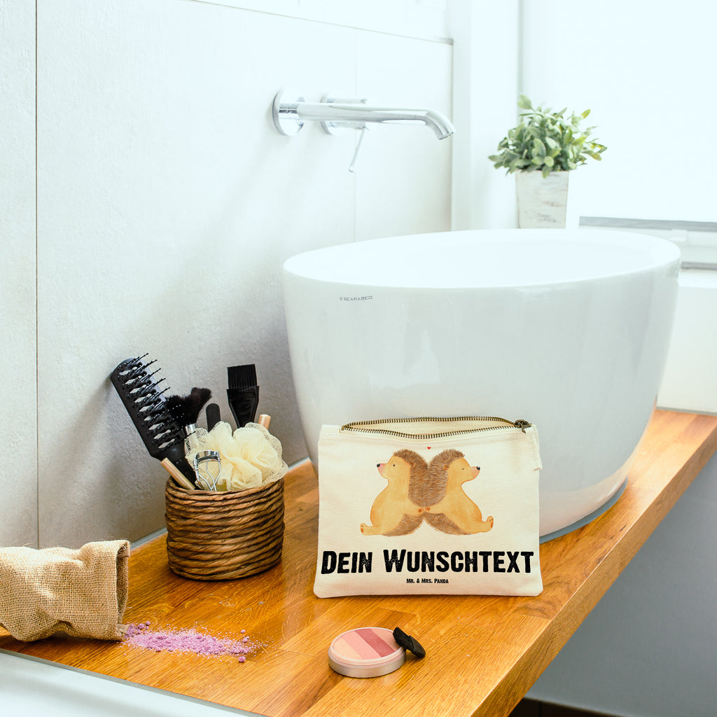 Personalisierte Schminktasche Igel händchenhaltend Personalisierte Schminktasche, Personalisierte Kosmetiktasche, Personalisierter Kosmetikbeutel, Personalisiertes Stiftemäppchen, Personalisiertes Etui, Personalisierte Federmappe, Personalisierte Makeup Bag, Personalisiertes Schminketui, Personalisiertes Kosmetiketui, Personalisiertes Schlamperetui, Schminktasche mit Namen, Kosmetiktasche mit Namen, Kosmetikbeutel mit Namen, Stiftemäppchen mit Namen, Etui mit Namen, Federmappe mit Namen, Makeup Bg  mit Namen, Schminketui mit Namen, Kosmetiketui mit Namen, Schlamperetui mit Namen, Schminktasche personalisieren, Schminktasche bedrucken, Schminktasche selbst gestalten, Liebe, Partner, Freund, Freundin, Ehemann, Ehefrau, Heiraten, Verlobung, Heiratsantrag, Liebesgeschenk, Jahrestag, Hocheitstag, Igel, Igelliebe, Hand in Hand, Liebesbeweis, große Liebe, Liebesbotschaft, Hochzeit, Lieblingsmensch, Gemeinsamkeit, Love, Geschenk für zwei