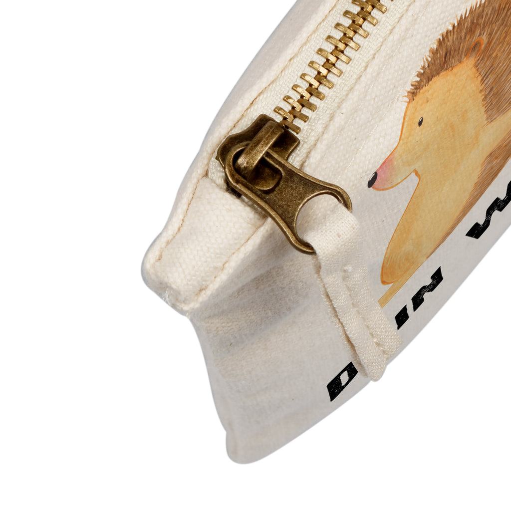 Personalisierte Schminktasche Igel händchenhaltend Personalisierte Schminktasche, Personalisierte Kosmetiktasche, Personalisierter Kosmetikbeutel, Personalisiertes Stiftemäppchen, Personalisiertes Etui, Personalisierte Federmappe, Personalisierte Makeup Bag, Personalisiertes Schminketui, Personalisiertes Kosmetiketui, Personalisiertes Schlamperetui, Schminktasche mit Namen, Kosmetiktasche mit Namen, Kosmetikbeutel mit Namen, Stiftemäppchen mit Namen, Etui mit Namen, Federmappe mit Namen, Makeup Bg  mit Namen, Schminketui mit Namen, Kosmetiketui mit Namen, Schlamperetui mit Namen, Schminktasche personalisieren, Schminktasche bedrucken, Schminktasche selbst gestalten, Liebe, Partner, Freund, Freundin, Ehemann, Ehefrau, Heiraten, Verlobung, Heiratsantrag, Liebesgeschenk, Jahrestag, Hocheitstag, Igel, Igelliebe, Hand in Hand, Liebesbeweis, große Liebe, Liebesbotschaft, Hochzeit, Lieblingsmensch, Gemeinsamkeit, Love, Geschenk für zwei