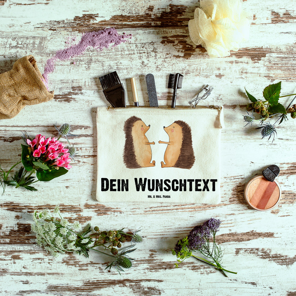 Personalisierte Schminktasche Igel Liebe Personalisierte Schminktasche, Personalisierte Kosmetiktasche, Personalisierter Kosmetikbeutel, Personalisiertes Stiftemäppchen, Personalisiertes Etui, Personalisierte Federmappe, Personalisierte Makeup Bag, Personalisiertes Schminketui, Personalisiertes Kosmetiketui, Personalisiertes Schlamperetui, Schminktasche mit Namen, Kosmetiktasche mit Namen, Kosmetikbeutel mit Namen, Stiftemäppchen mit Namen, Etui mit Namen, Federmappe mit Namen, Makeup Bg  mit Namen, Schminketui mit Namen, Kosmetiketui mit Namen, Schlamperetui mit Namen, Schminktasche personalisieren, Schminktasche bedrucken, Schminktasche selbst gestalten, Liebe, Partner, Freund, Freundin, Ehemann, Ehefrau, Heiraten, Verlobung, Heiratsantrag, Liebesgeschenk, Jahrestag, Hocheitstag, Verliebt, Verlobt, Verheiratet, Geschenk, Liebesbeweis, Hochzeitstag, Hochzeit, Igel