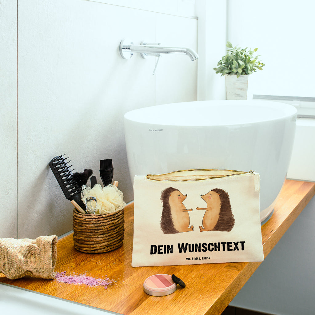 Personalisierte Schminktasche Igel Liebe Personalisierte Schminktasche, Personalisierte Kosmetiktasche, Personalisierter Kosmetikbeutel, Personalisiertes Stiftemäppchen, Personalisiertes Etui, Personalisierte Federmappe, Personalisierte Makeup Bag, Personalisiertes Schminketui, Personalisiertes Kosmetiketui, Personalisiertes Schlamperetui, Schminktasche mit Namen, Kosmetiktasche mit Namen, Kosmetikbeutel mit Namen, Stiftemäppchen mit Namen, Etui mit Namen, Federmappe mit Namen, Makeup Bg  mit Namen, Schminketui mit Namen, Kosmetiketui mit Namen, Schlamperetui mit Namen, Schminktasche personalisieren, Schminktasche bedrucken, Schminktasche selbst gestalten, Liebe, Partner, Freund, Freundin, Ehemann, Ehefrau, Heiraten, Verlobung, Heiratsantrag, Liebesgeschenk, Jahrestag, Hocheitstag, Verliebt, Verlobt, Verheiratet, Geschenk, Liebesbeweis, Hochzeitstag, Hochzeit, Igel
